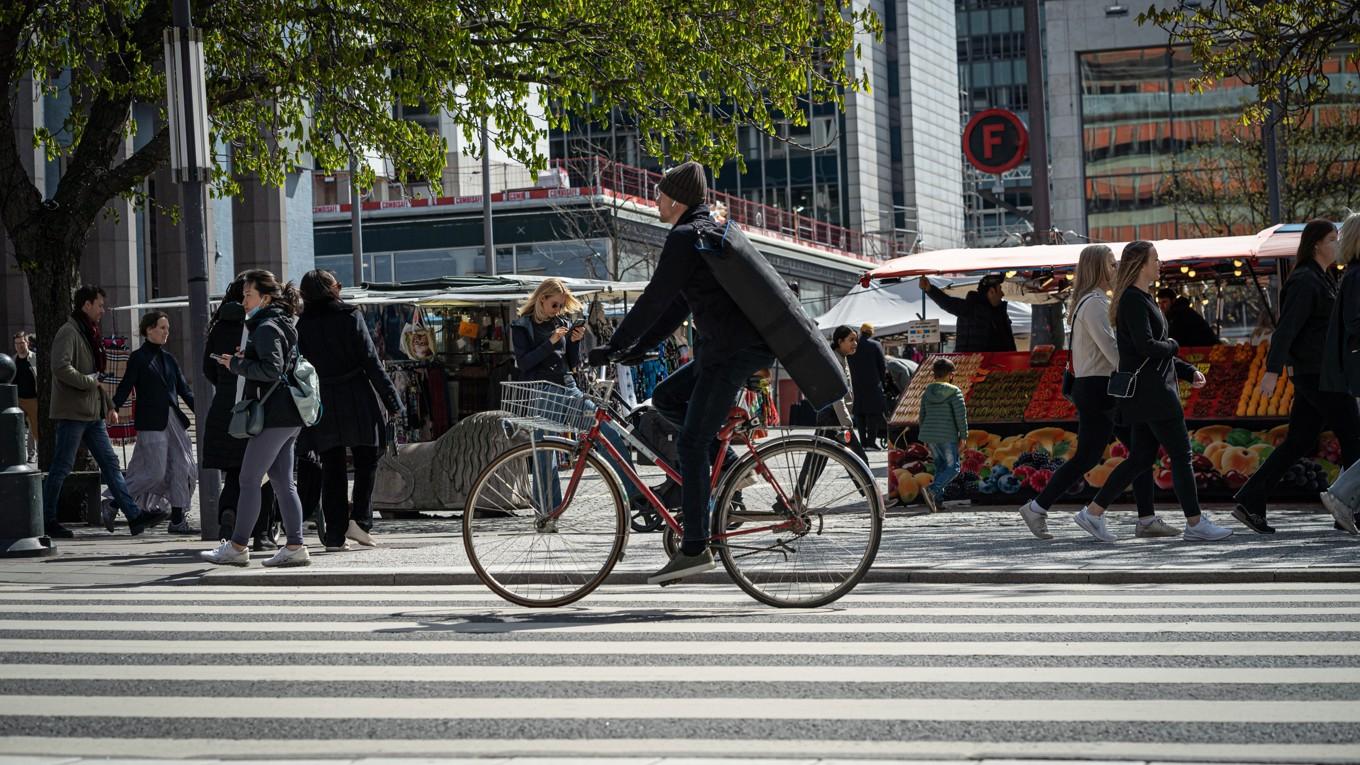 Vissa människokategorier kanske snart behöver rödlistas. Är cyklisten en av dem, eller kan den räddas kvar med en app? Foto: Sofia Drevemo