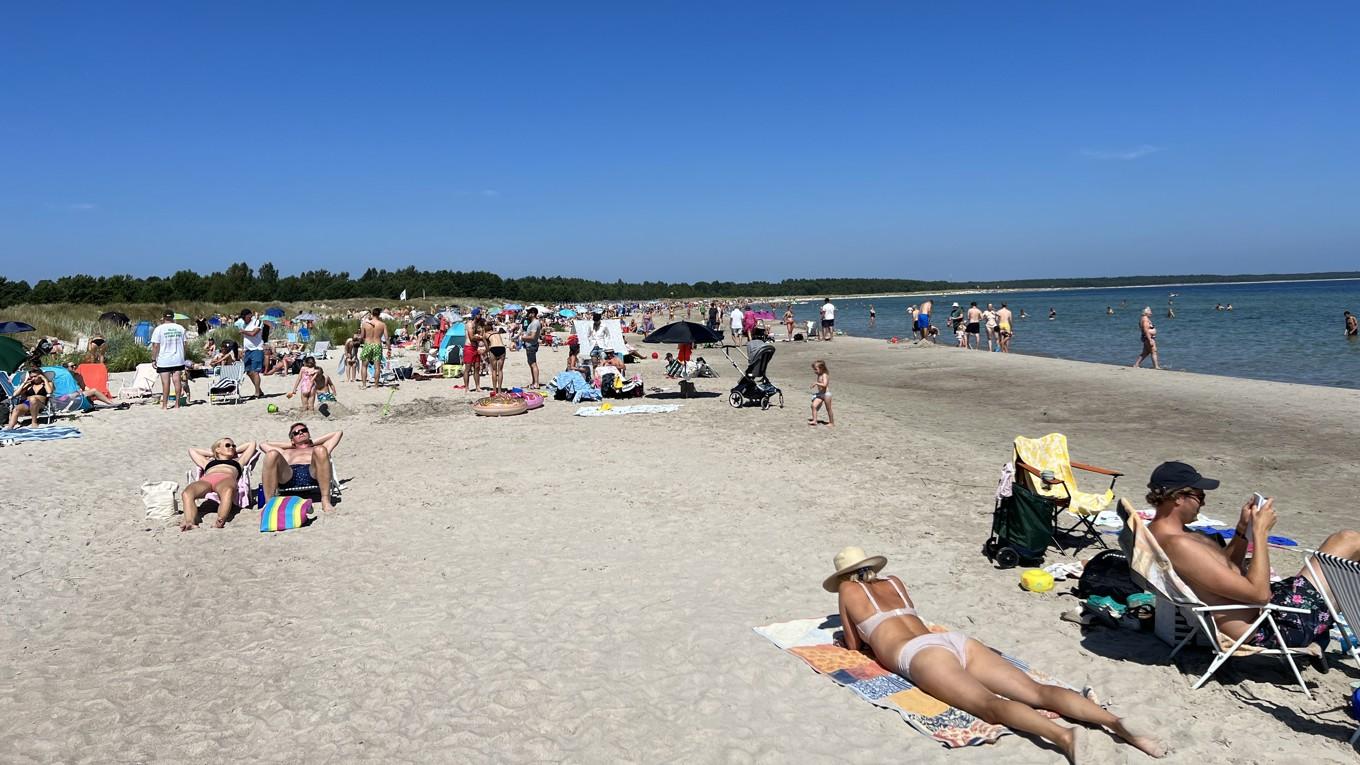 En dag på stranden kan vara härligt, men enligt forskare vid Umeå universitet saknas tillräckliga belägg för att solskyddsmedel verkligen skyddar mot hudcancer. Foto: Sofia Drevemo