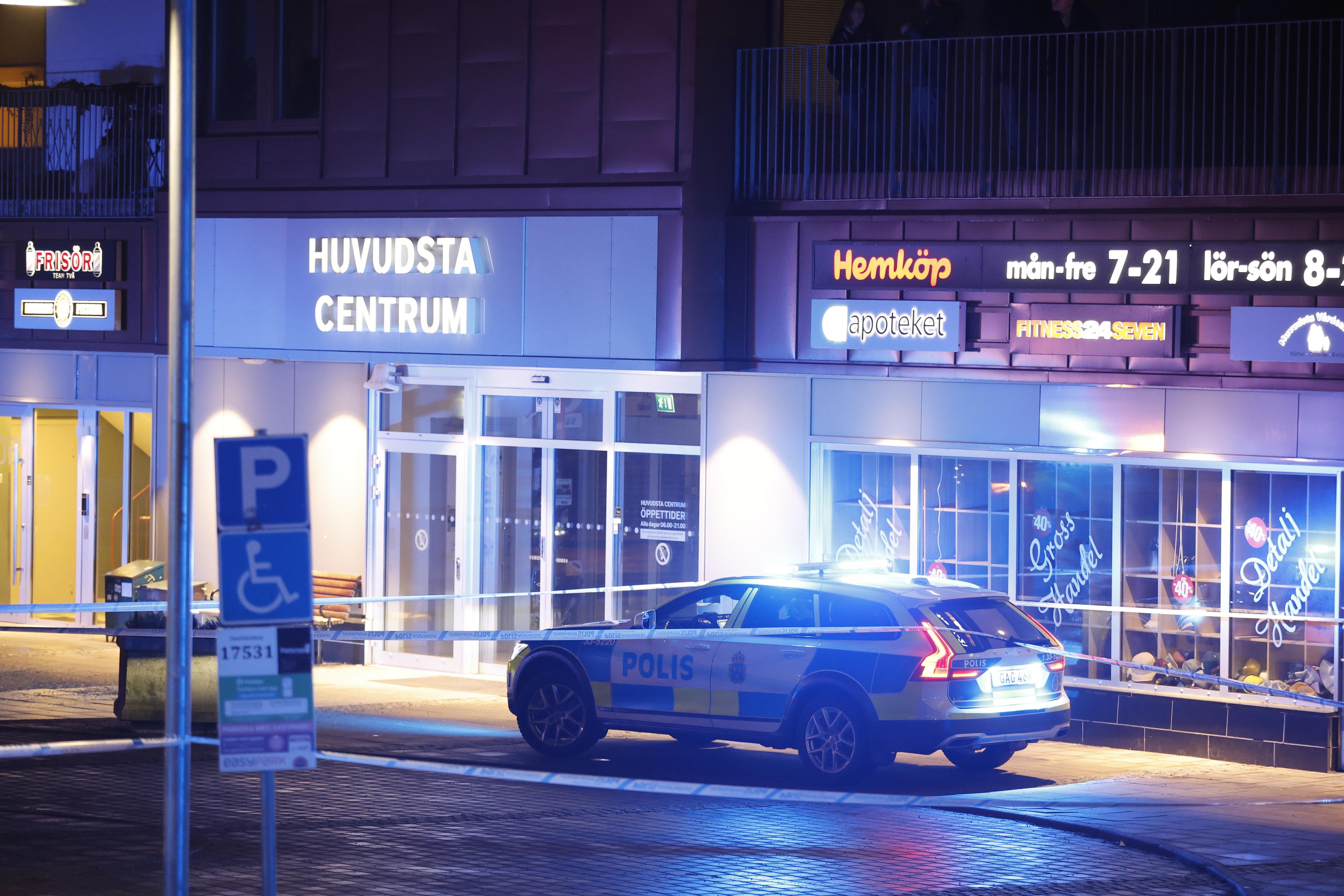 Polis på plats efter mordet vid Huvudsta centrum i Solna den 20 januari 2023. Foto: Christine Olsson/TT