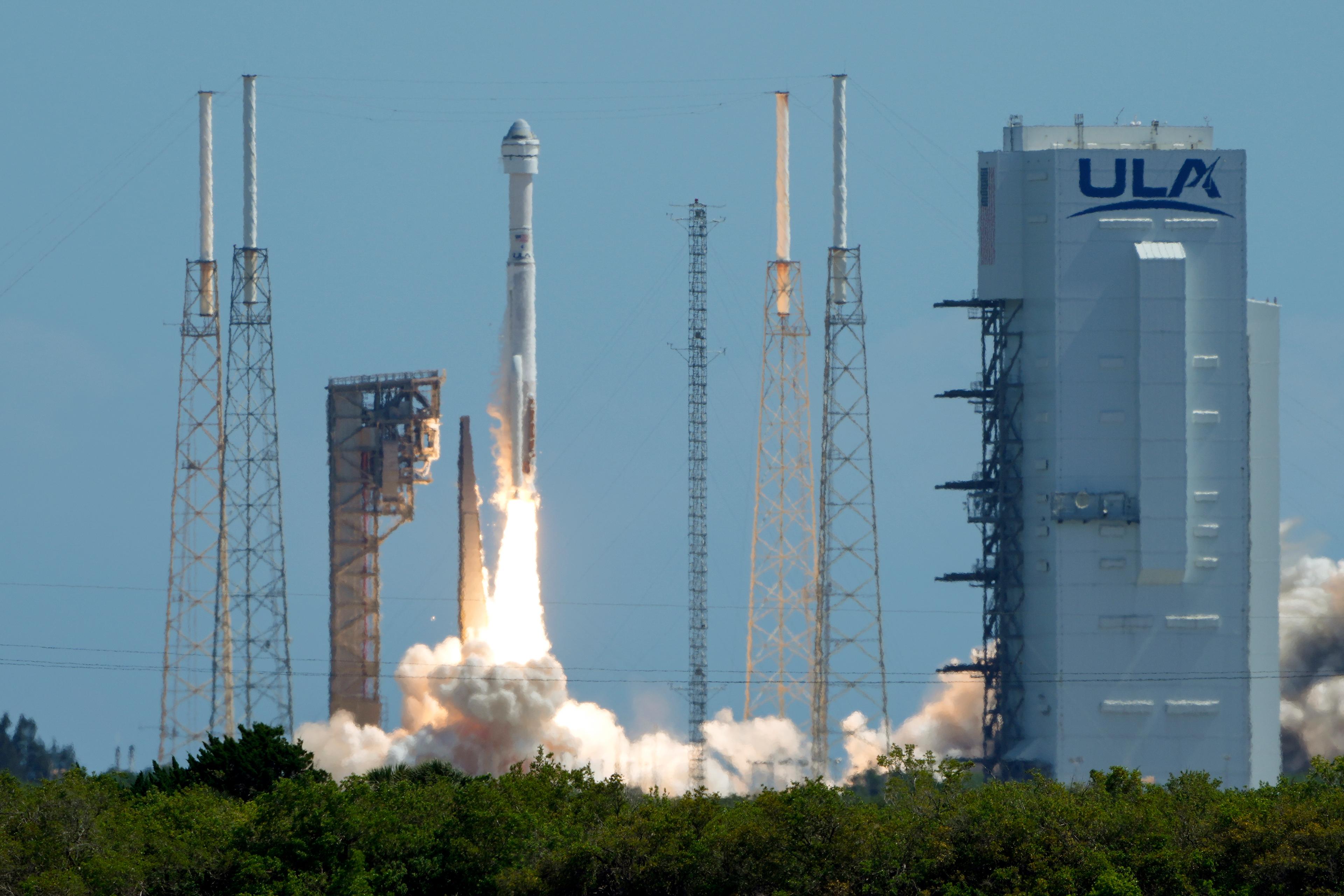 Boeings rymdfarkost Starliner och raketen Atlas V lyfter från Cape Canaveral i Florida. Foto: John Raoux/AP/TT
