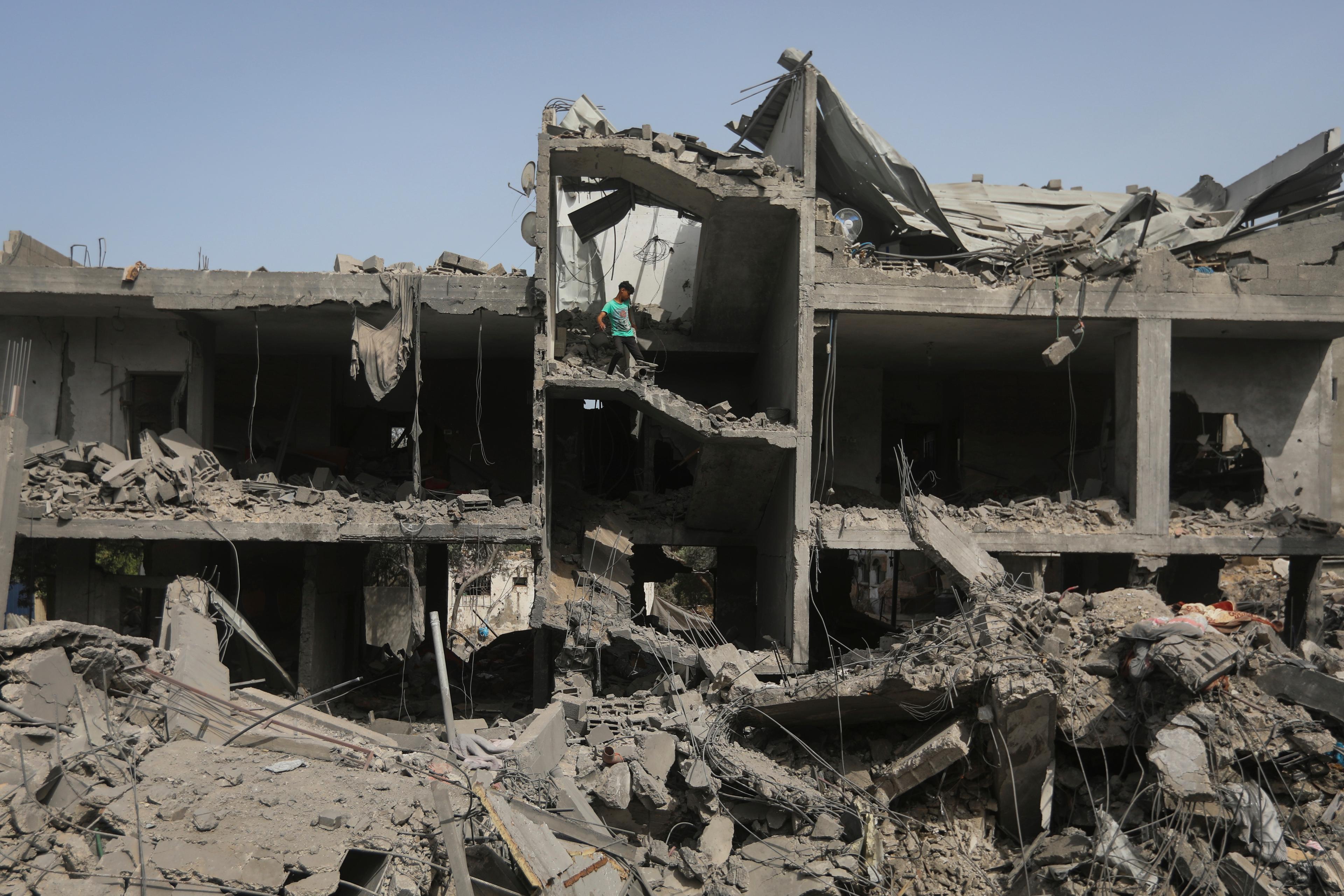 Ruinerna av en byggnad efter en tidigare israelisk attack i Nuseirat. Bild från i maj. Foto: Ismail Abu Dayyah/AP/TT