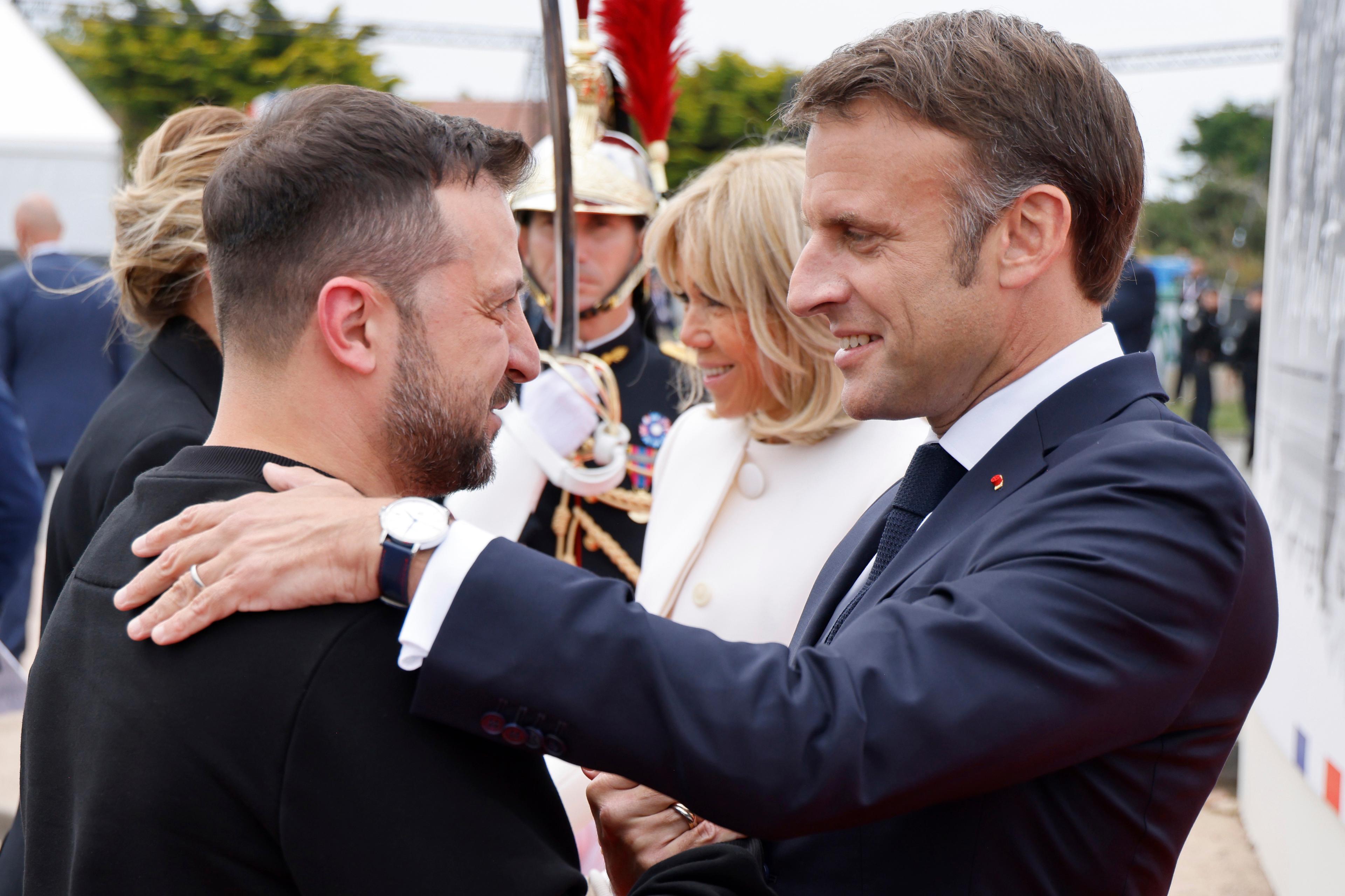 Ukrainas president Volodymyr Zelenskyj och Frankrikes president Emmanuel Macron hälsar i Normandie på torsdagen. Foto: Ludovic Marin/AP/TT