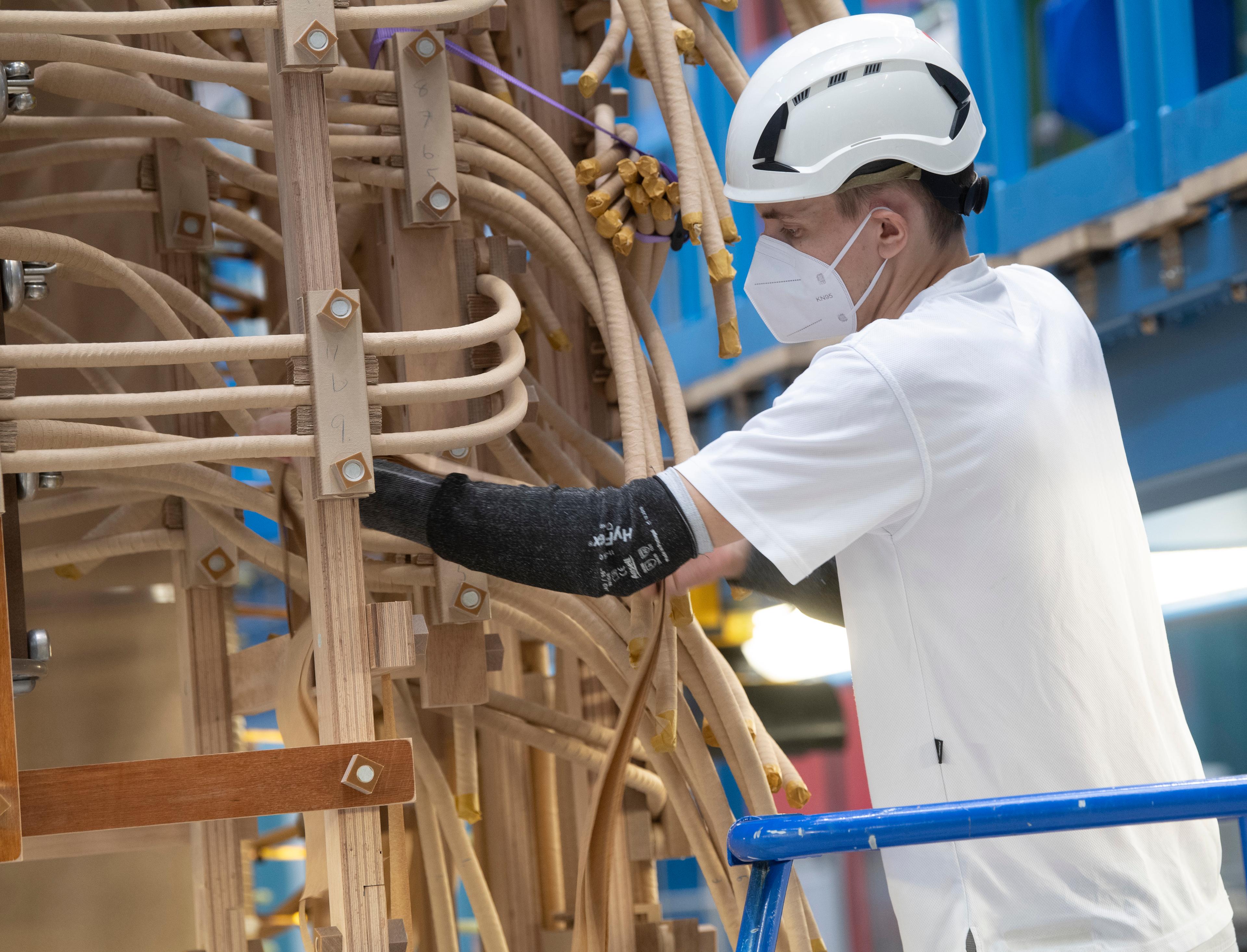 En arbetare på Hitachi i Ludvika. Företaget är specialiserat på elöverföring och kraftnät. Arkivbild. Foto: Fredrik Sandberg/TT