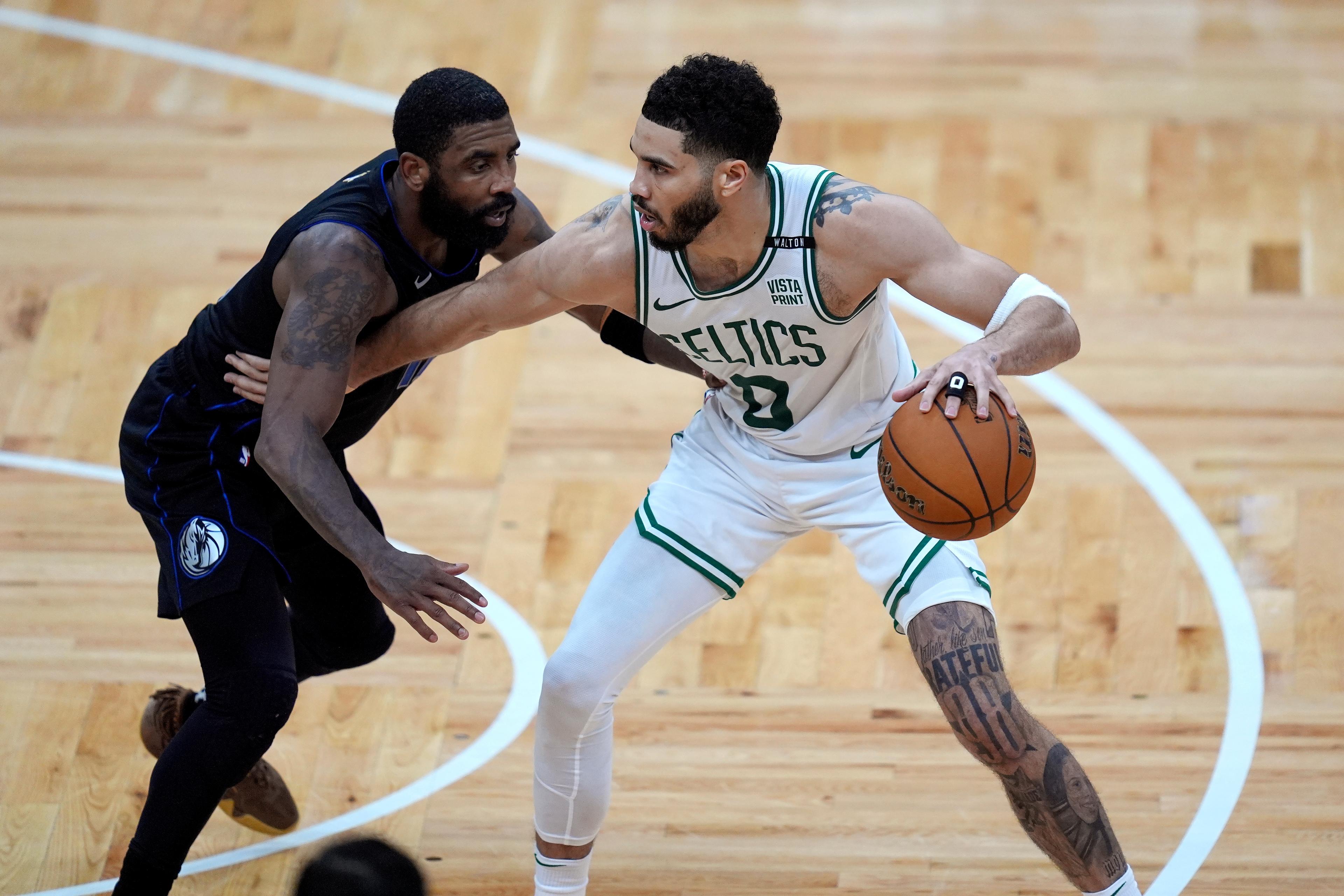 Bostons Jayson Tatum och Dallas Kyrie Irving i närkamp, i matchen som vanns av Boston. Foto: Charles Krupa/AP/TT