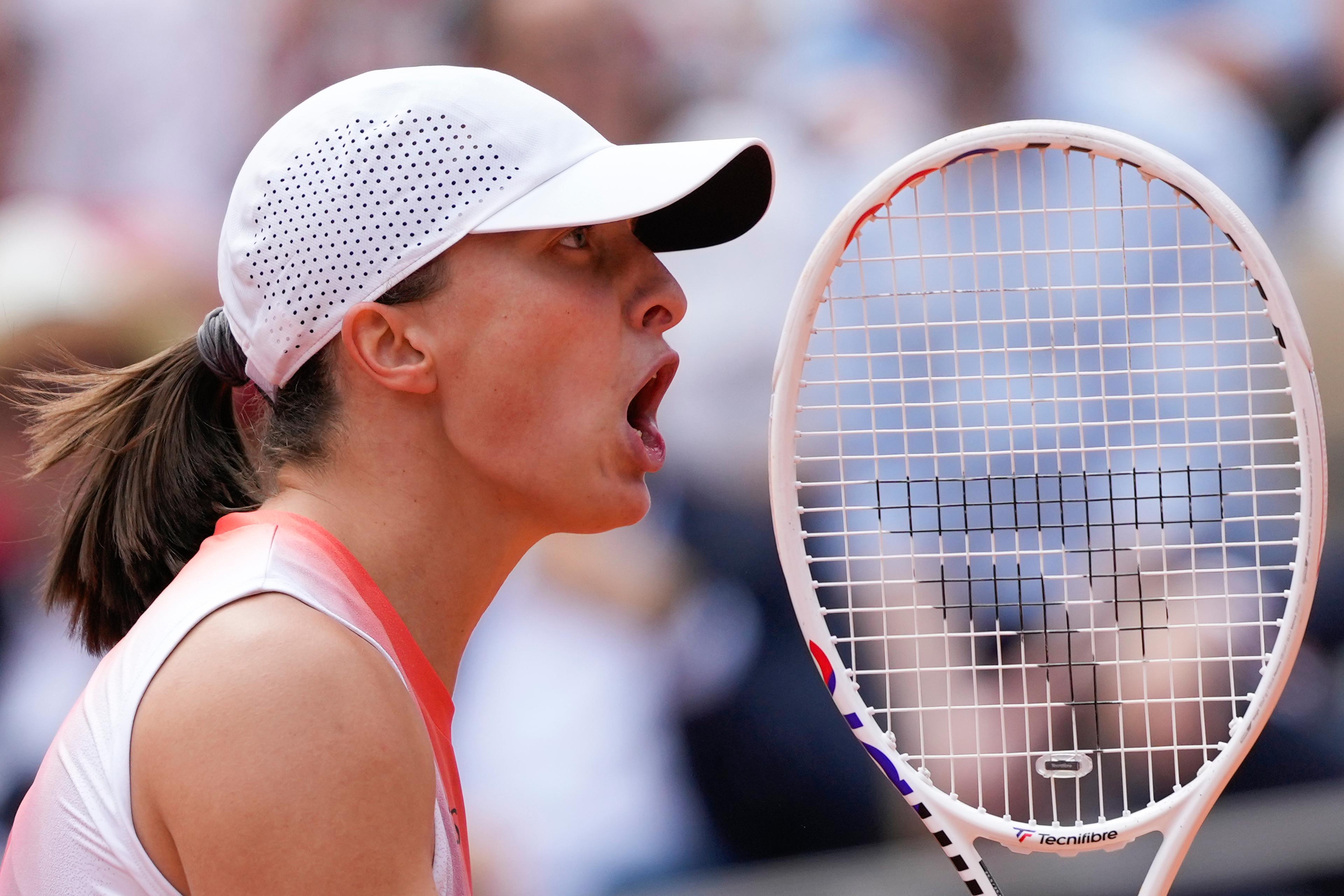 Iga Swiatek jublar under finalen i Franska mästerskapen. Foto: Thibault Camus/AP/TT