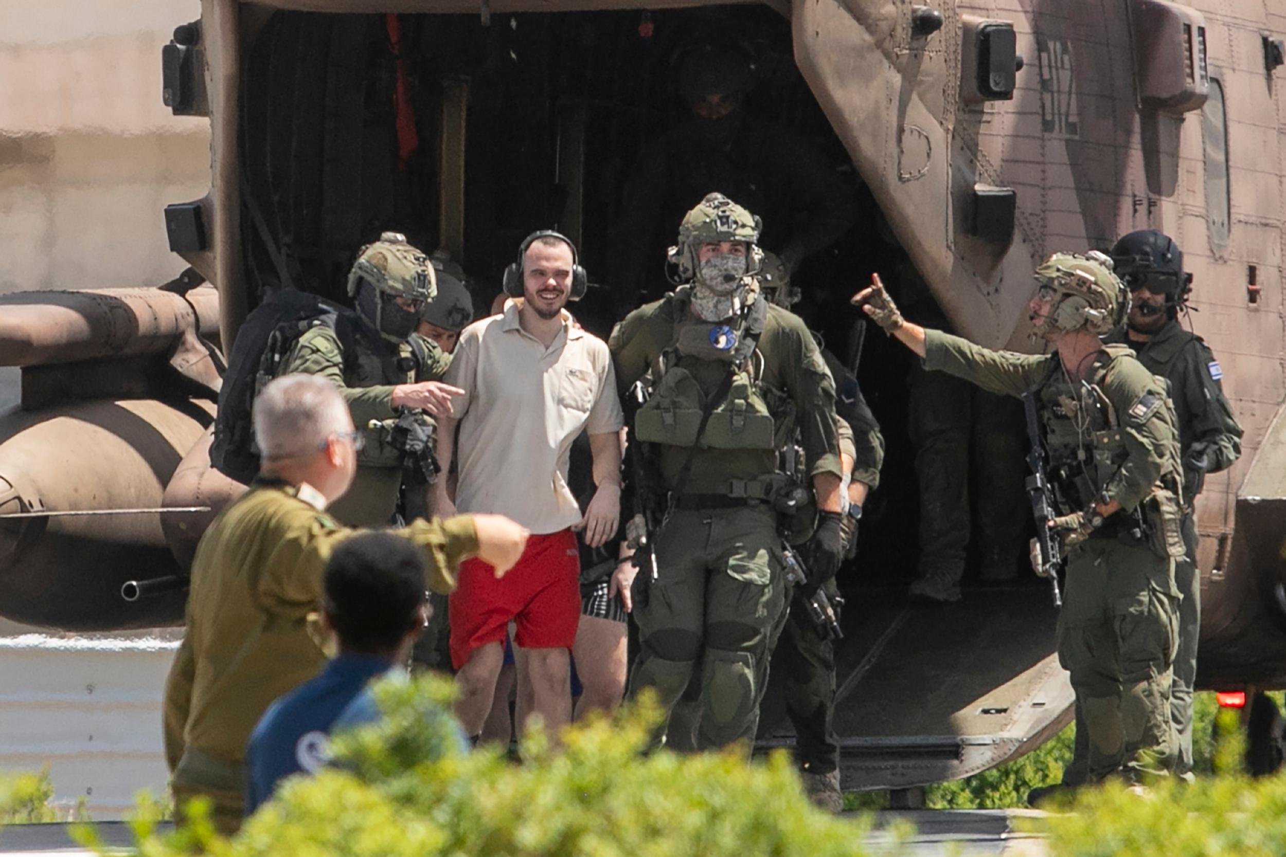 Fritagne Andrei Kozlov stiger ur helikoptern i Ramat Gan, Israel, på lördagen. Foto: Tomer Appelbaum/AP/TT