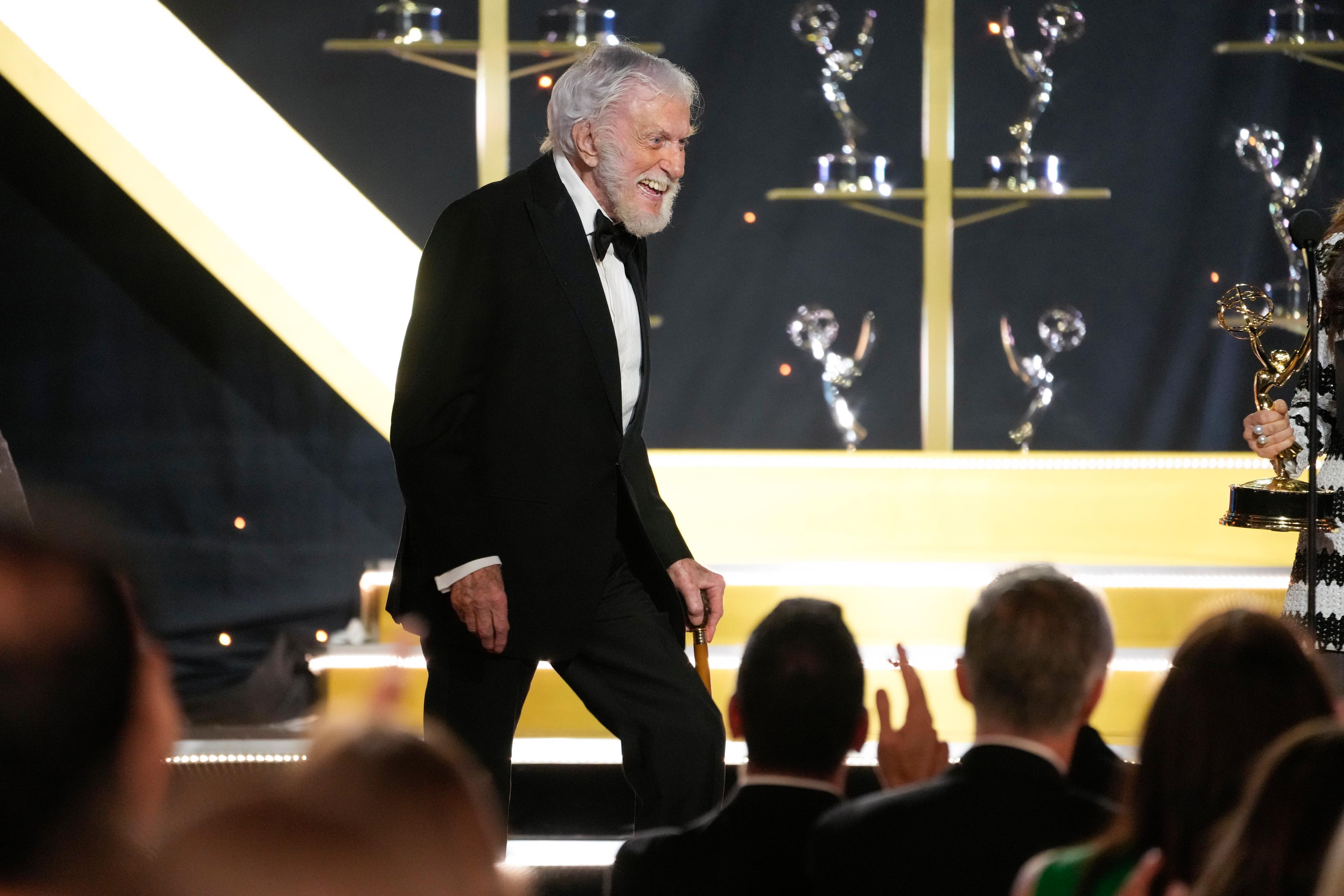 Dick Van Dyke tar emot en Emmy för sin roll i såpoperan "Våra bästa år". Foto: Chris Pizzello/AP/TT