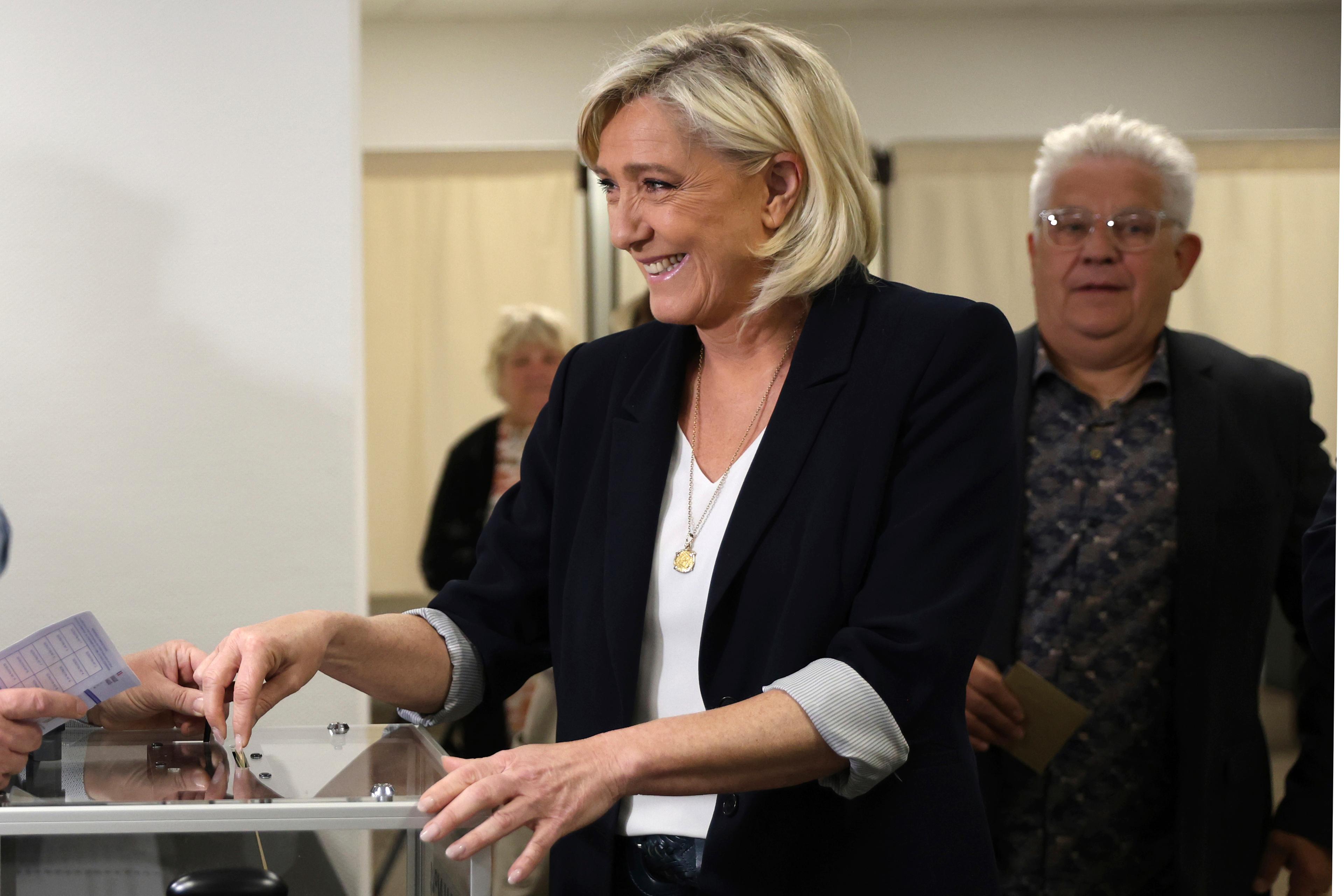 Franska Nationell samlings frontfigur Marine Le Pen röstar i EU-valet på söndagen. Foto: Aurelien Morissard/AP/TT