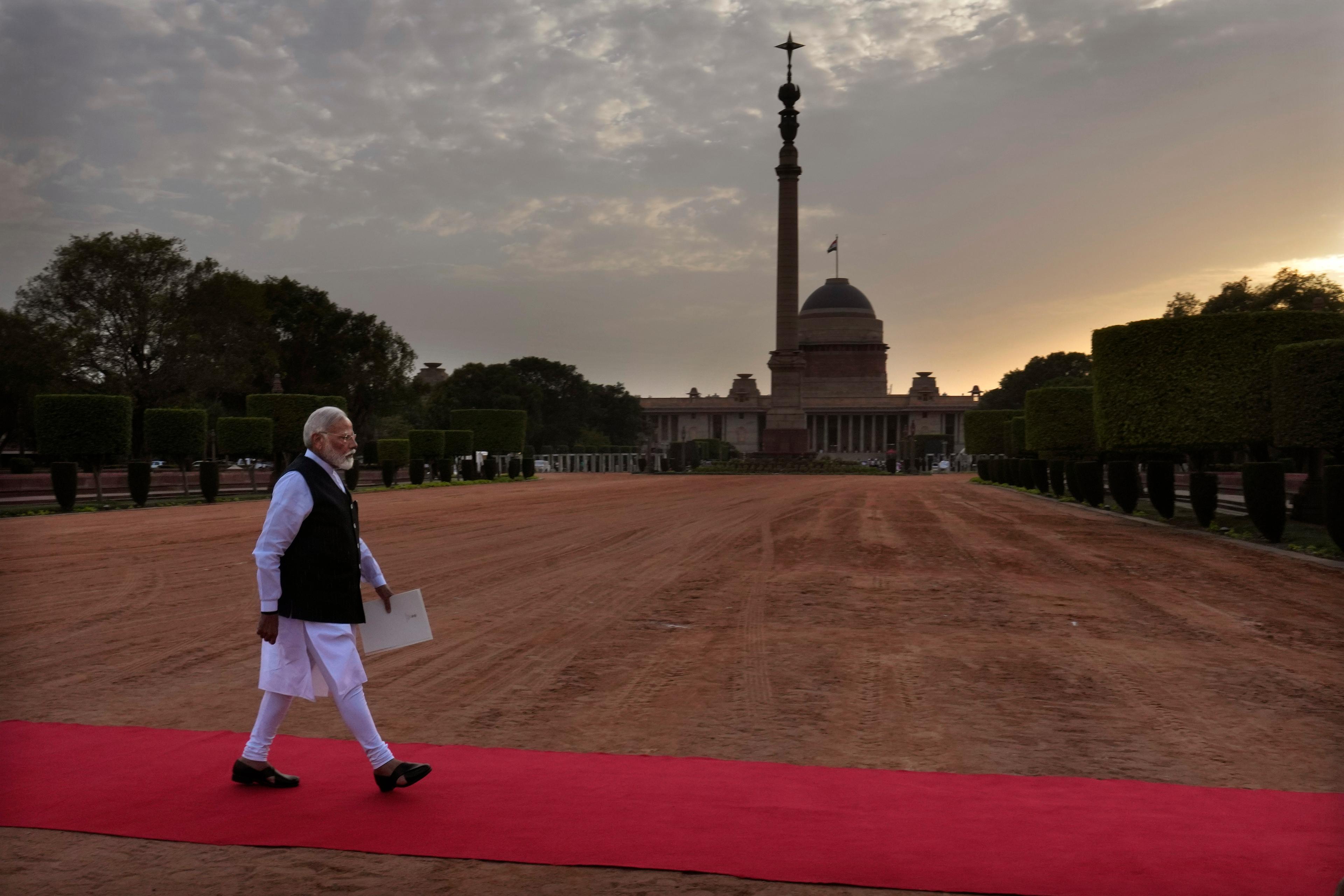 Indiens premiärminister Narendra Modi framför presidentpalatset i Delhi i fredags. Foto: Manish Swarup/AP/TT