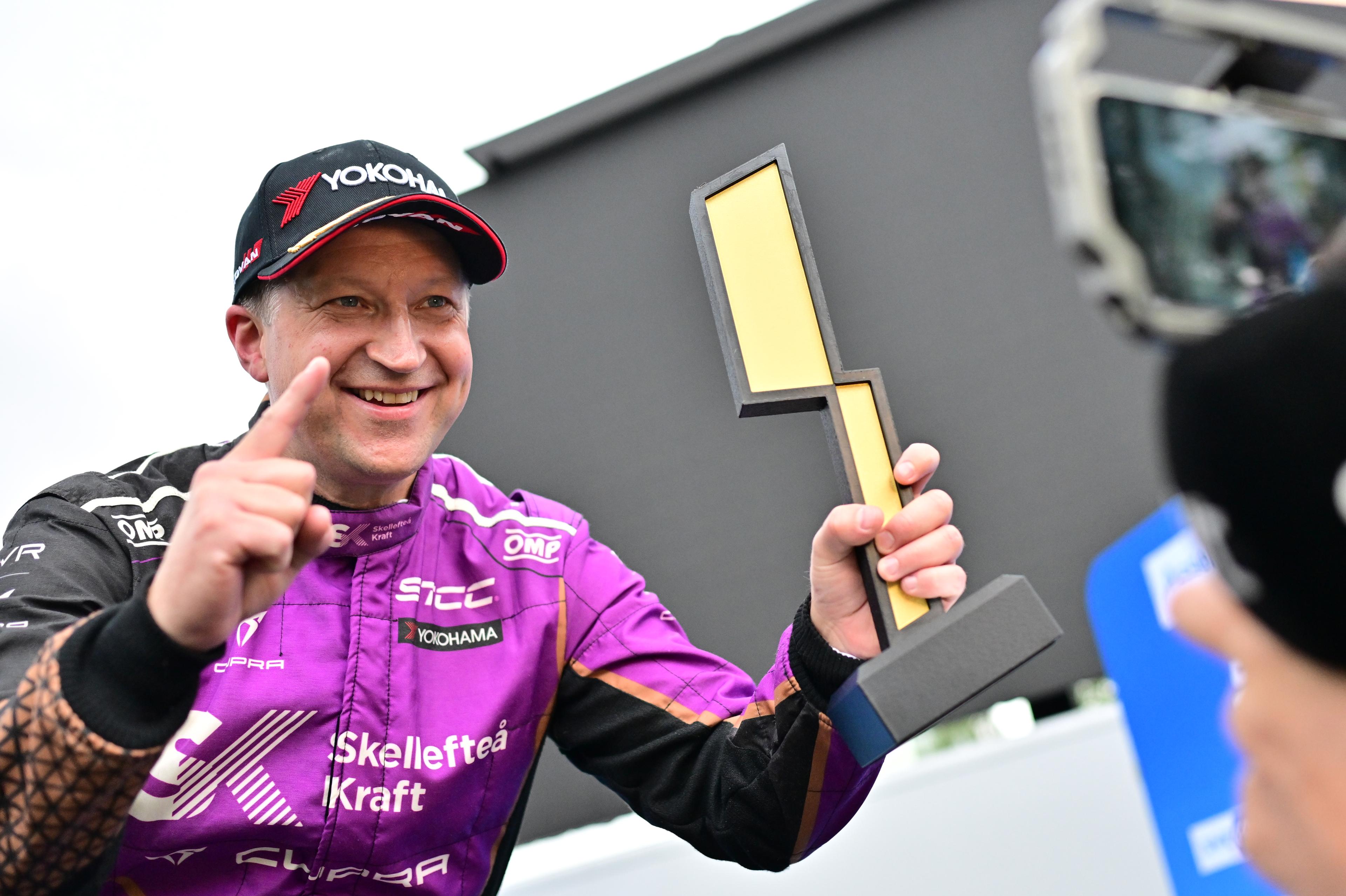 "Jag unnar teamet det här" säger Robert Dahlgren, vinnare i söndagens STCC-final i centrala Göteborg. Första dagen diskades han efter ett tekniskt fel. Foto: Björn Larsson Rosvall/TT