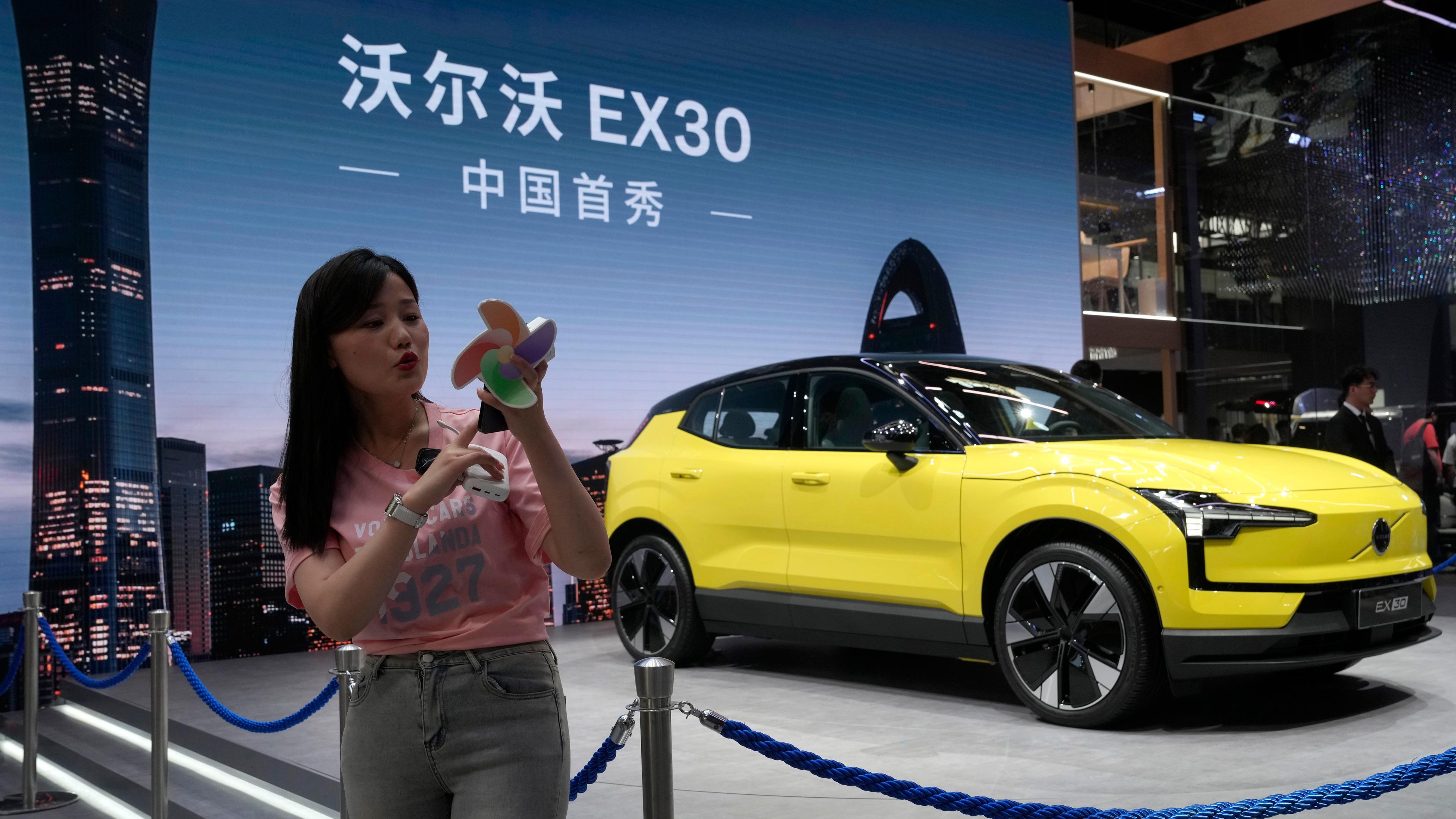 Volvos EX30 uppmärksammades på en bilmässa i Peking i april. Arkivbild. Foto: Ng Han Guan/AP/TT