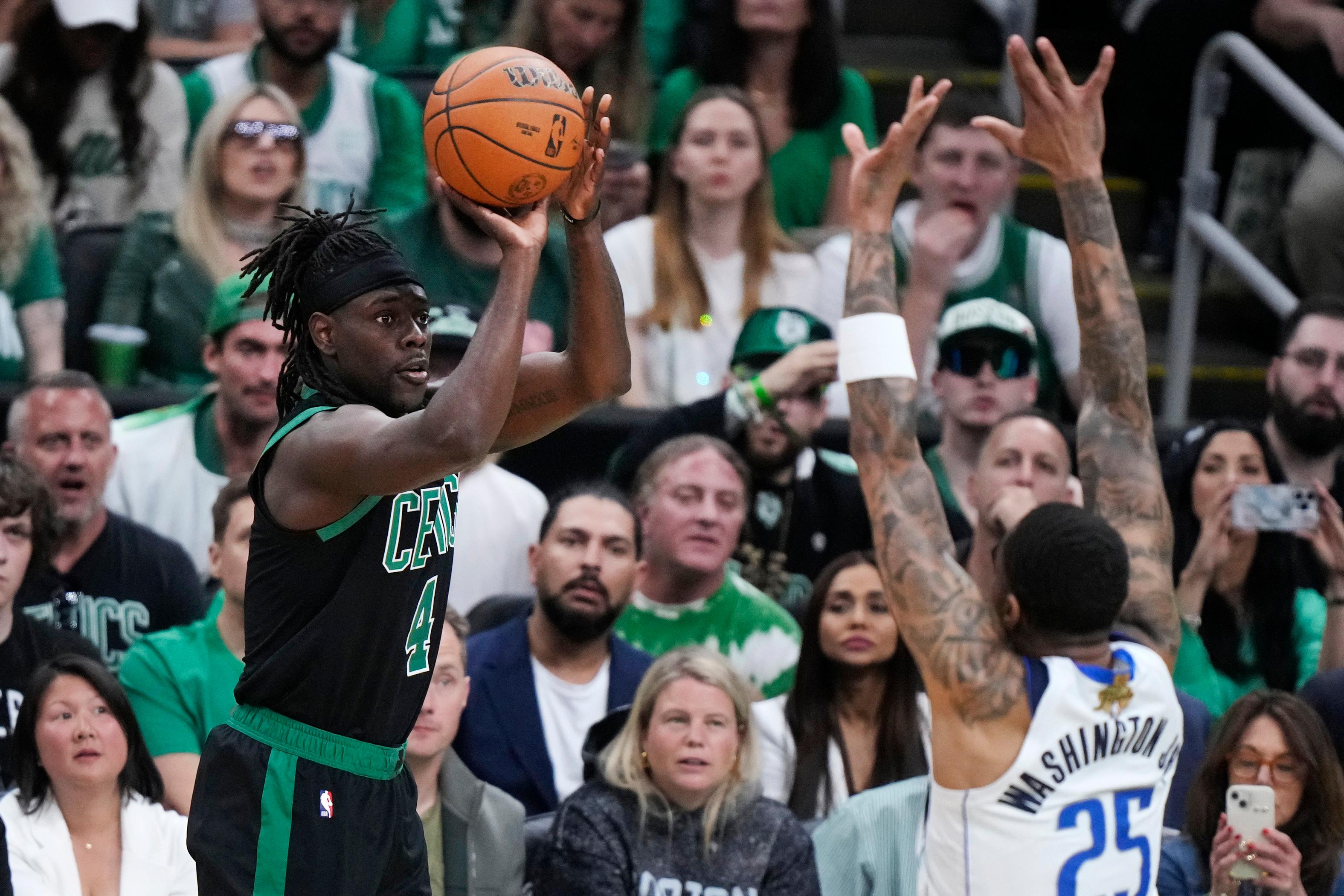 Bostons guard Jrue Holiday stod för 26 poäng i det andra finalmötet. Foto: Steven Senne/AP/TT