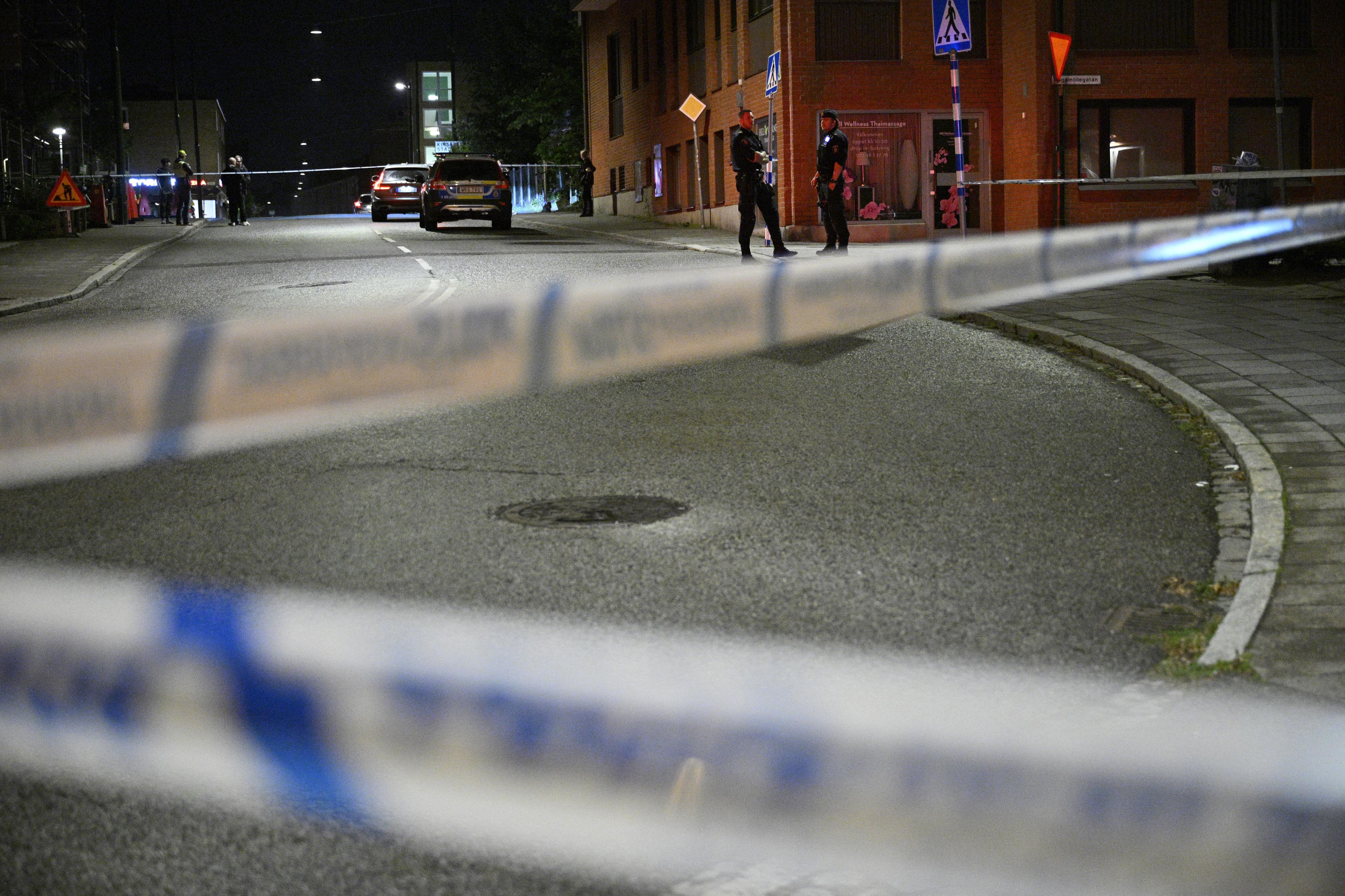 Polis på plats i Kirseberg i Malmö efter larm om en skottlossning. Foto: Johan Nilsson/TT