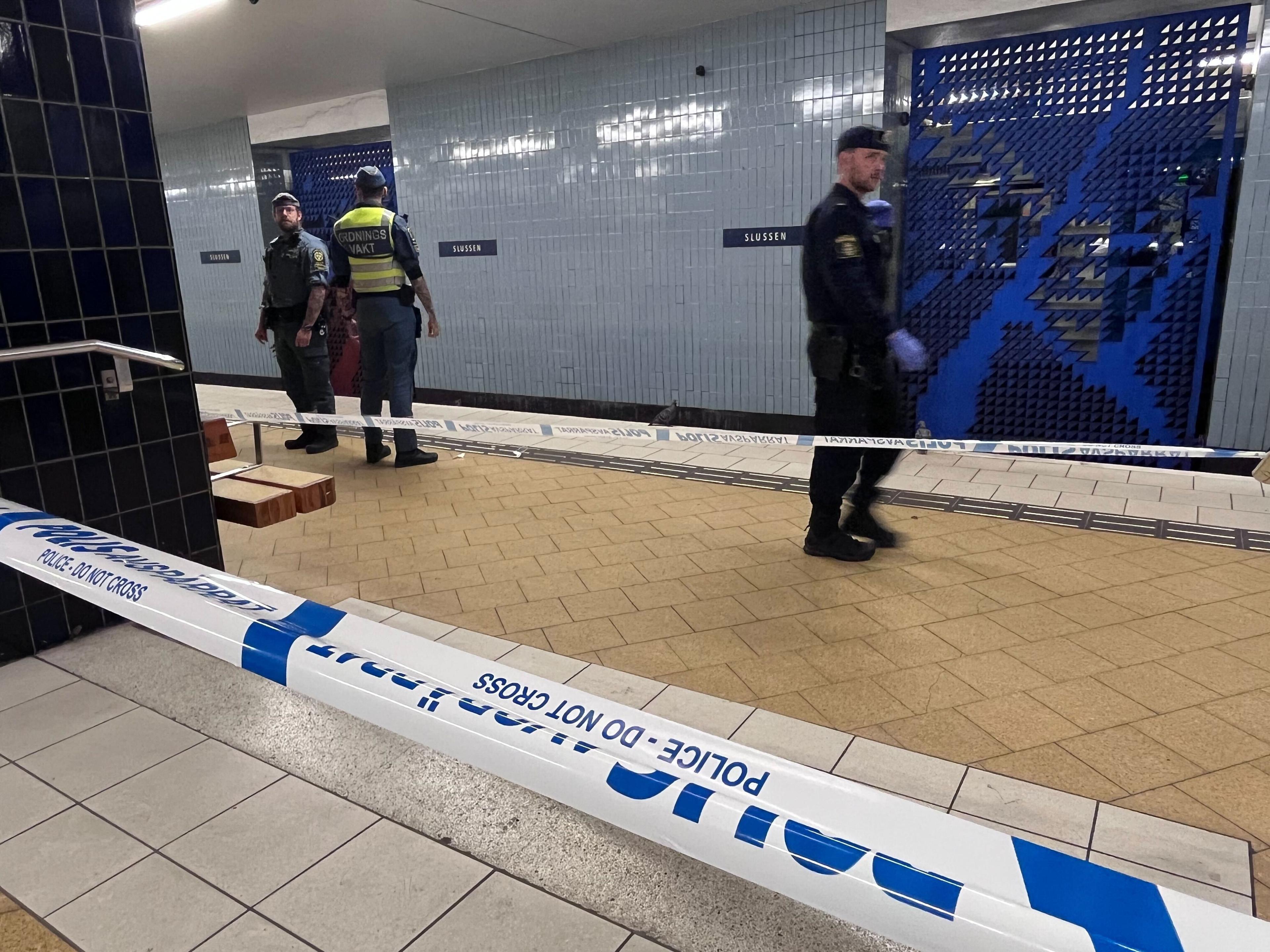 En person knivhöggs vid Slussens tunnelbanestation i Stockholm på tisdagen. Personen är förd till sjukhus och skadeläget är oklart. Foto: Johan Jeppsson/TT