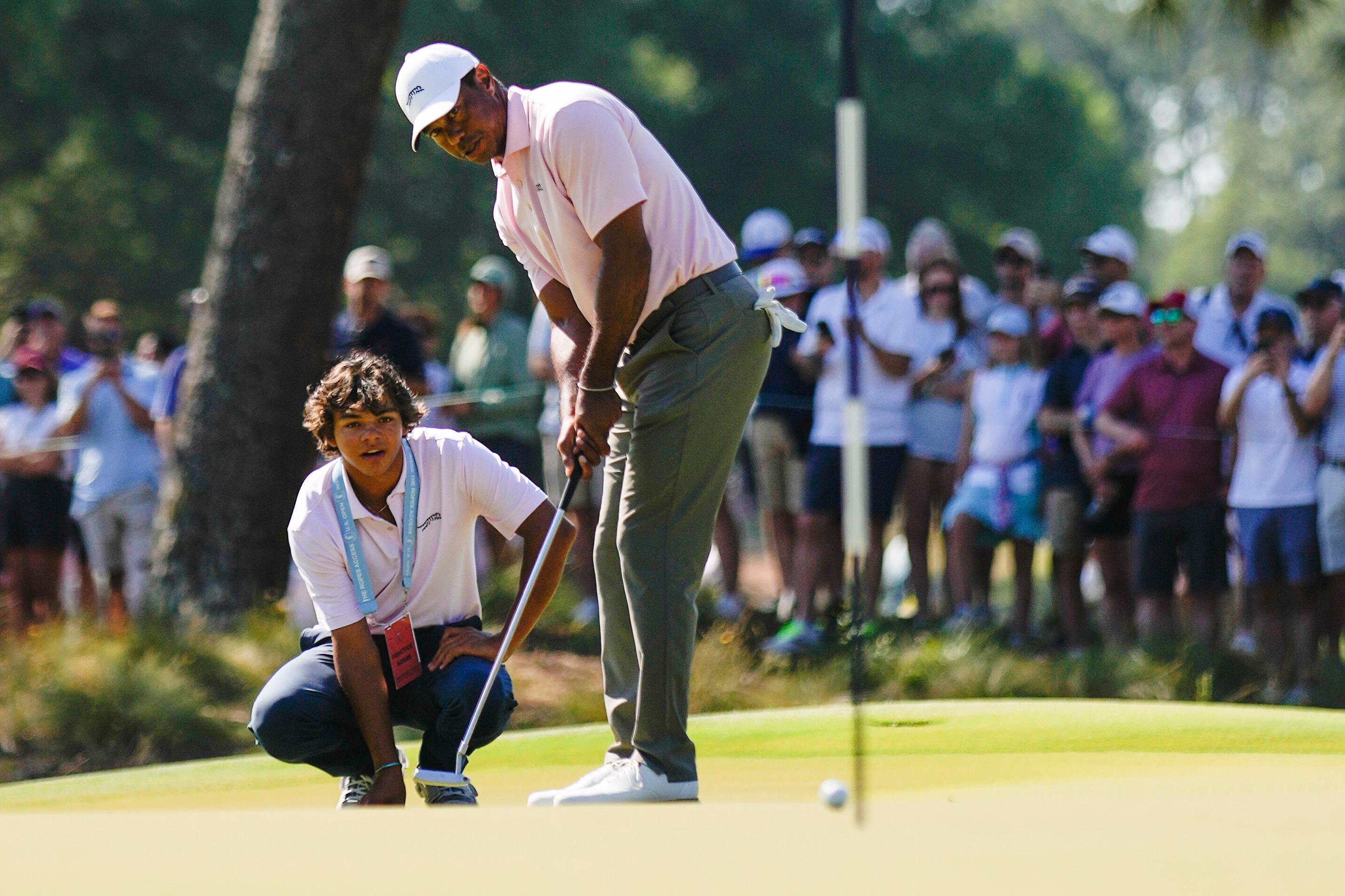 Tiger Woods tar hjälp av sin 15-årige son inför US Open. Foto: George Walker IV/AP/TT