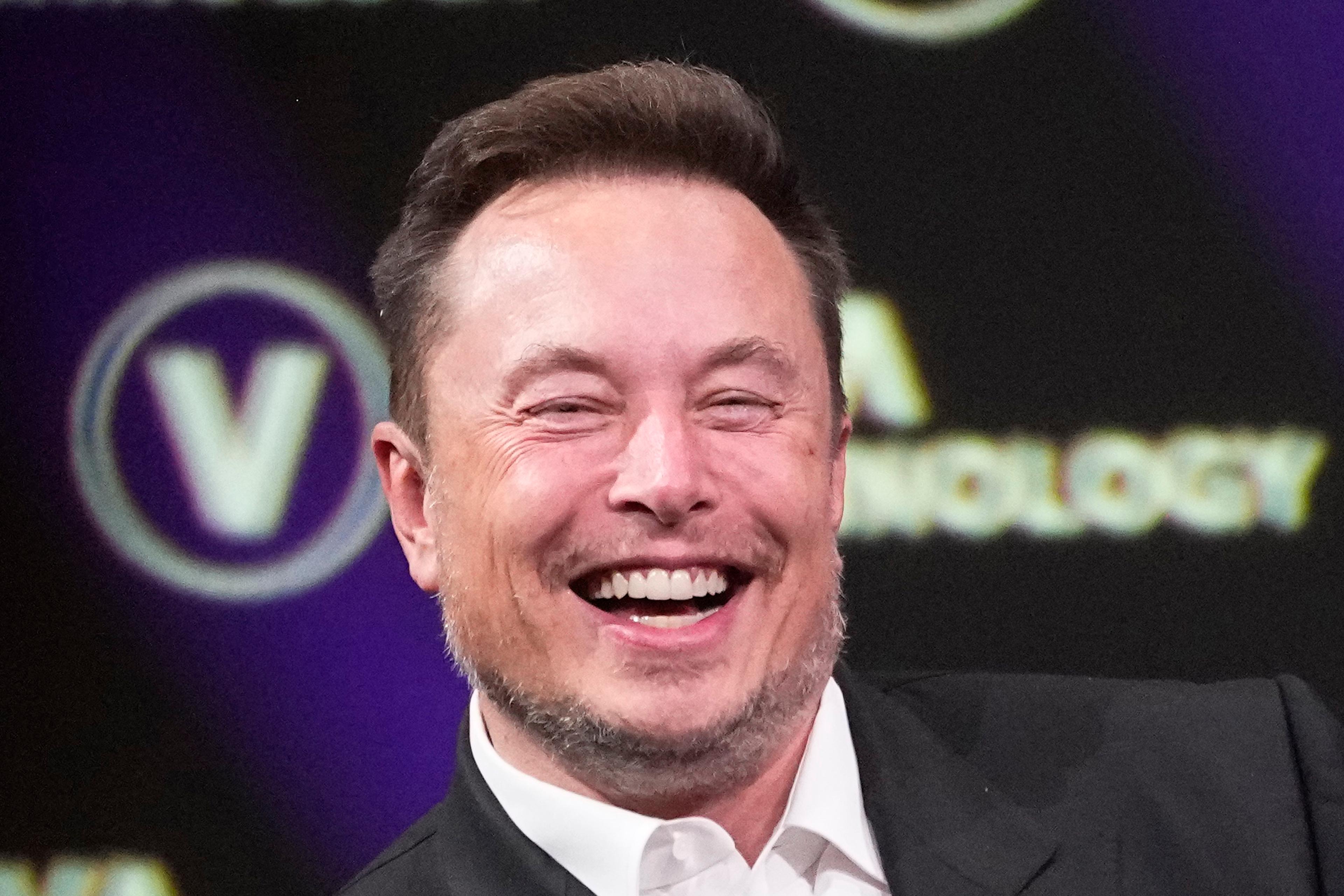 Elon Musk är, lite beroende på ekonomisk dagsform, världens rikaste man. Tesla, X och SpaceX-ägaren är vanligtvis etta på rankinglistor i kamp med Amazon-bossen Jeff Bezos och lyxmärkesfamiljen LVMH (Louis Vuitton, Moët, Hennessy) med Bernard Arnault i spetsen. Foto: Michel Euler/AP/TT