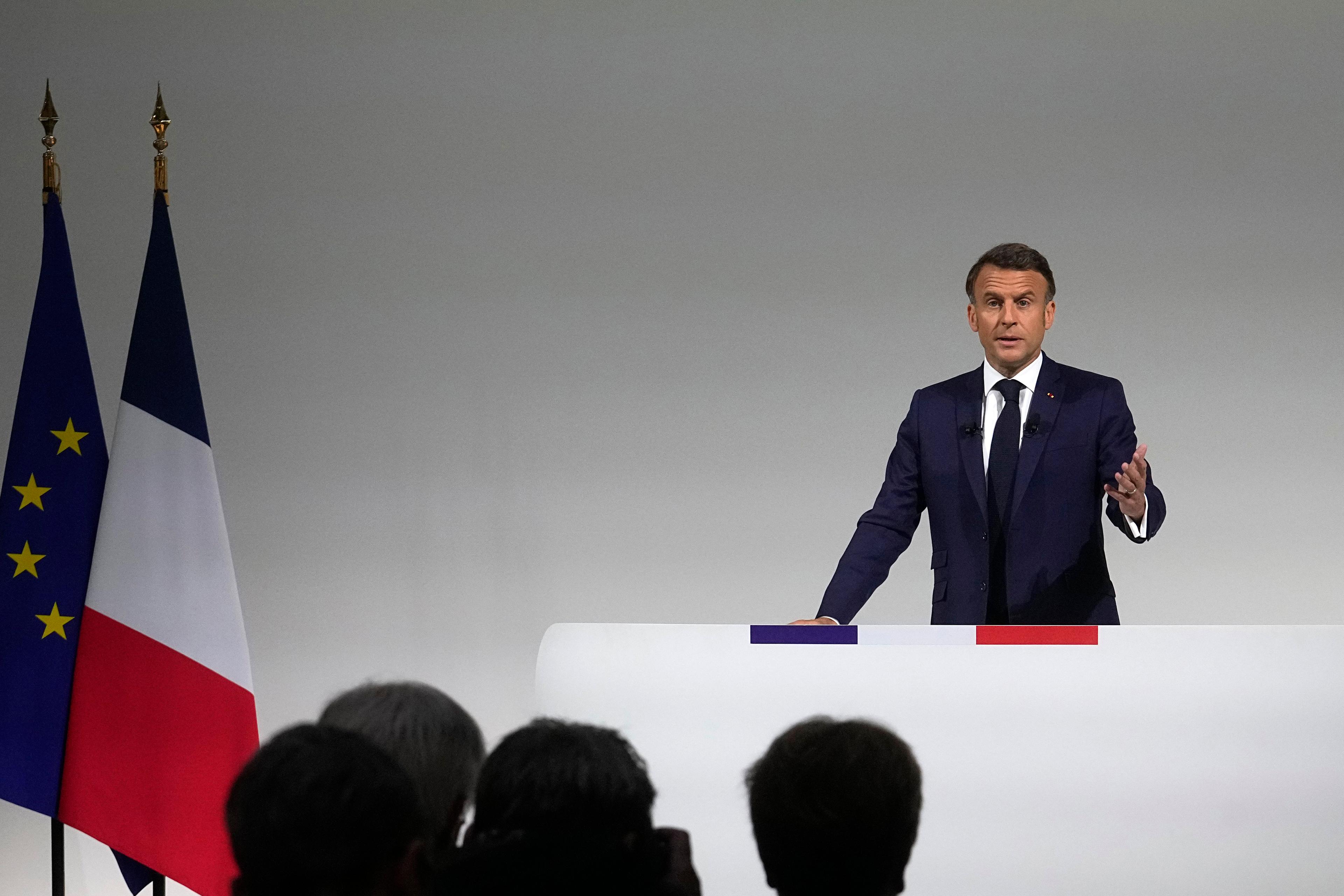 Frankrikes president Emmanuel Macron håller presskonferens tre dagar efter att han beslutade att upplösa nationalförsamlingen och utlysa nyval. Foto: Michel Euler/AP/TT