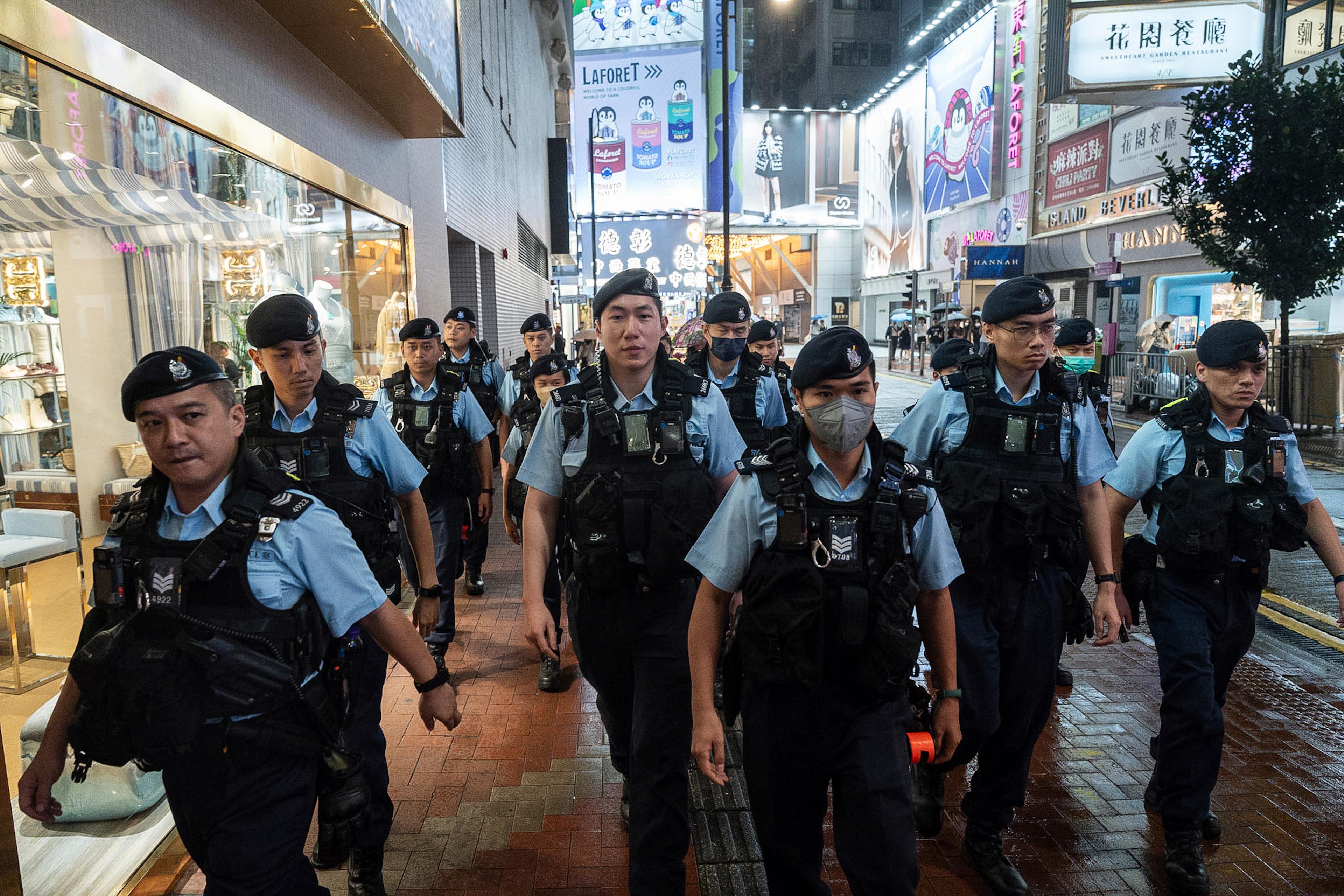 Poliser patrullerar i Hongkong i samband med 35-årsdagen för massakern på Himmelska fridens torg den 3 juni. Foto: Chan Long Hei