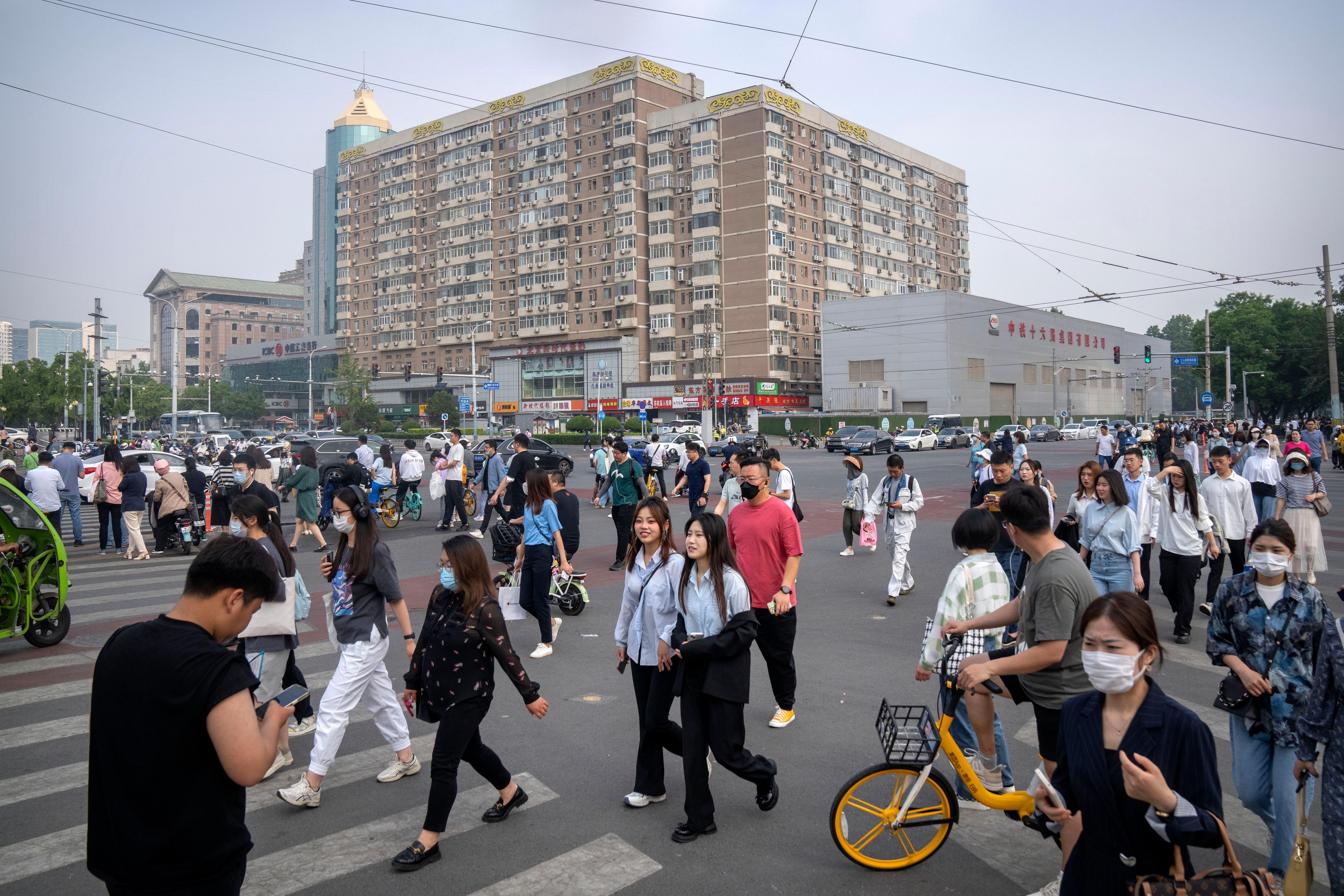 Regeringen har fullt sjå med att försöka få de kinesiska hushållen att spendera mer. Arkivbild. Foto: Mark Schiefelbein/AP/TT