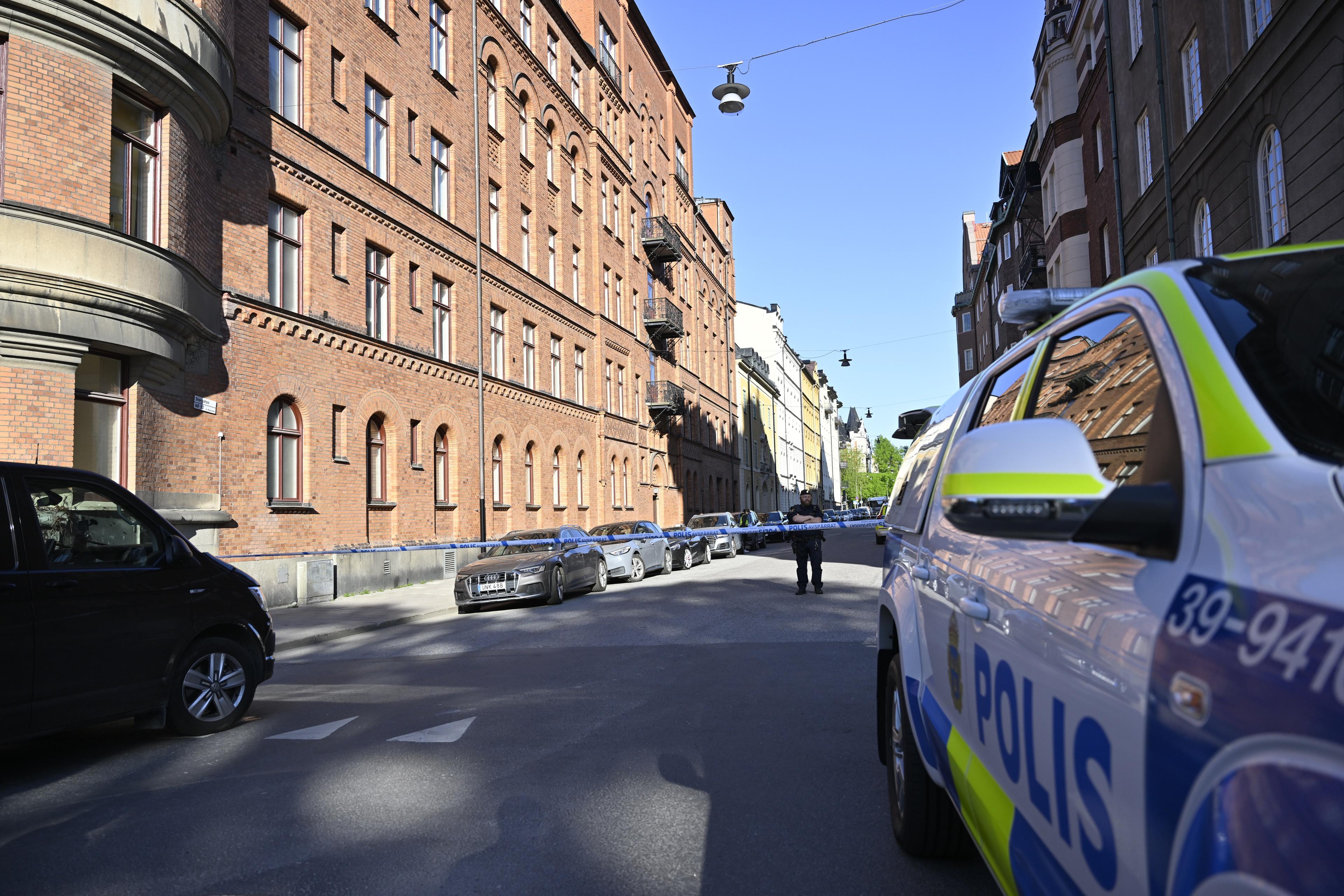 Polisavspärrningar efter att skott avlossats i närheten av Israels ambassad på Östermalm i Stockholm den 17 maj – dagen efter det att en 15-åring gripits beväpnad på väg mot ambassaden. Foto: Henrik Montgomery/TT