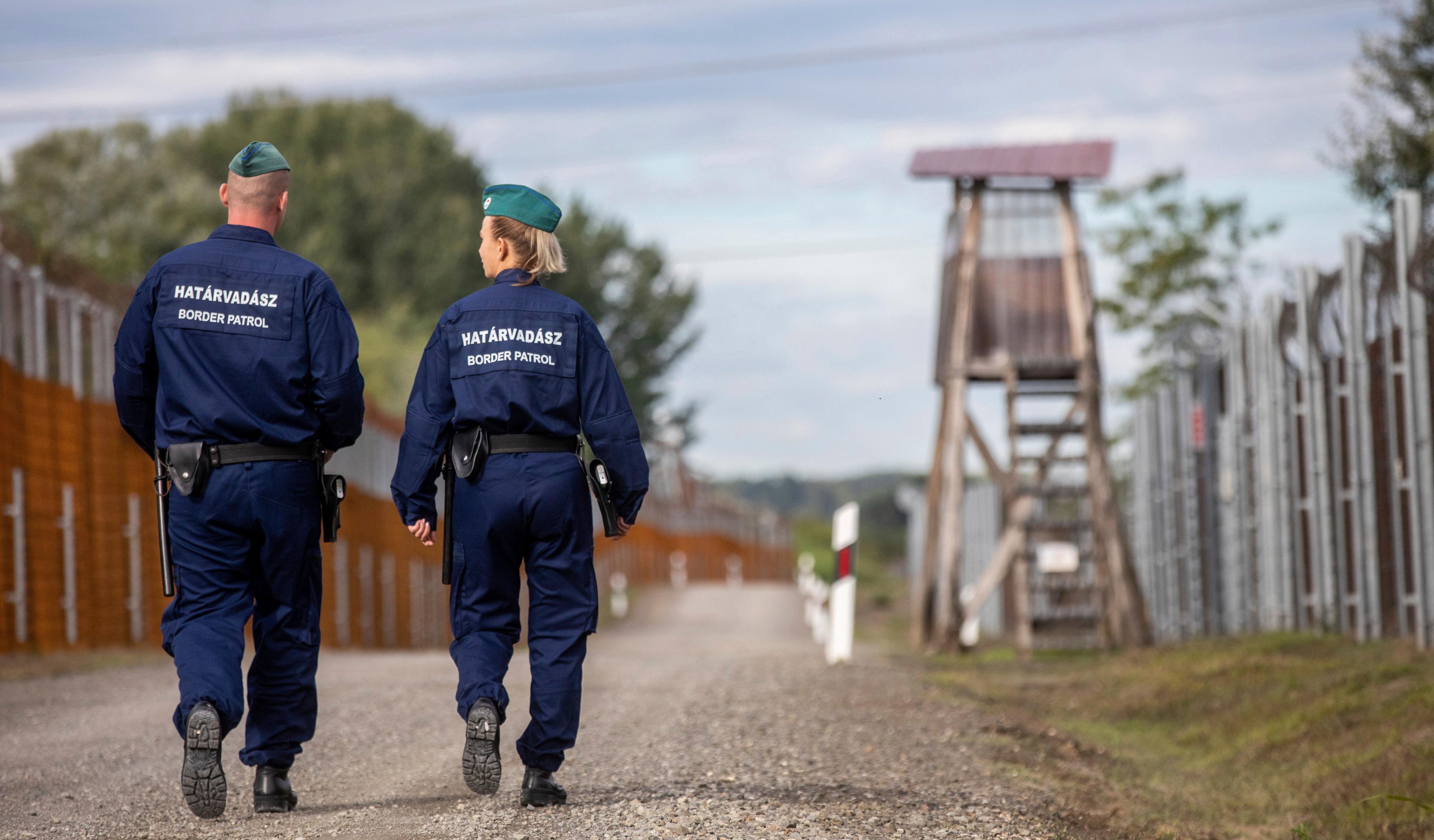 Gränsbevakare vid Ungerns gräns mot Serbien. Arkivbild från 2022. Foto: Tibor Rosta/AP/TT