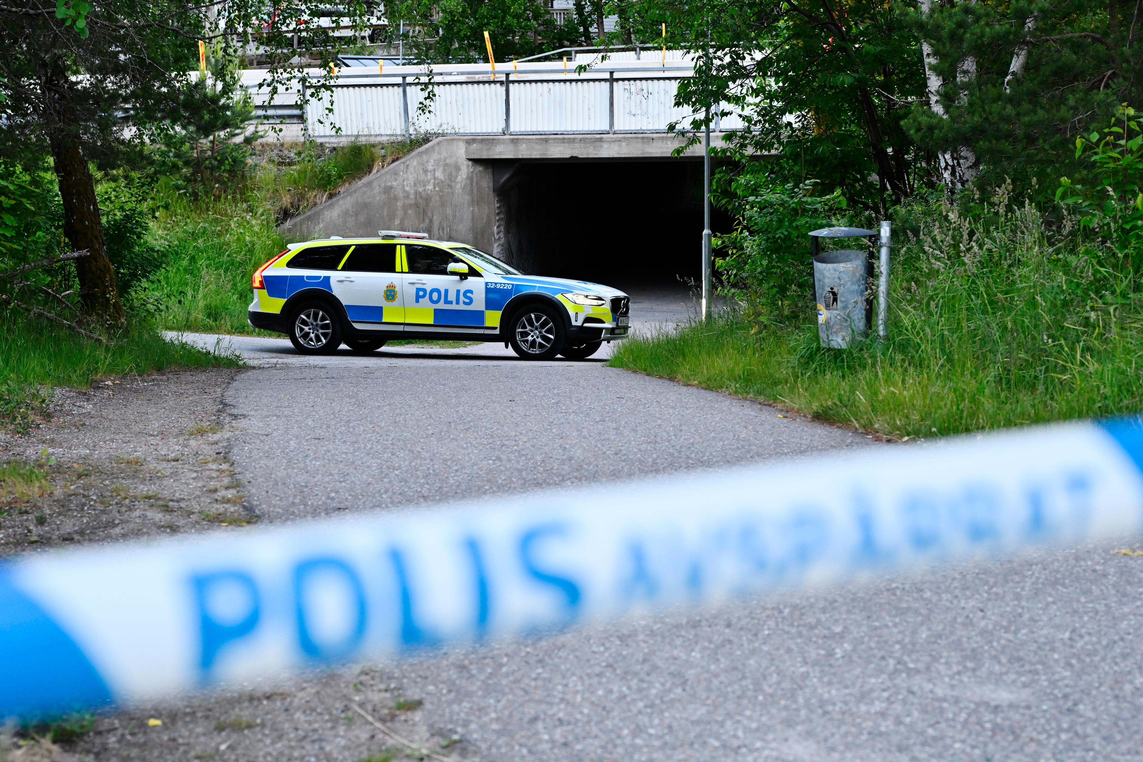 Polis på plats efter att en person blivit skadad i en misstänkt knivskärning i Lännersta i Nacka utanför Stochkolm. Foto: Anders Wiklund/TT