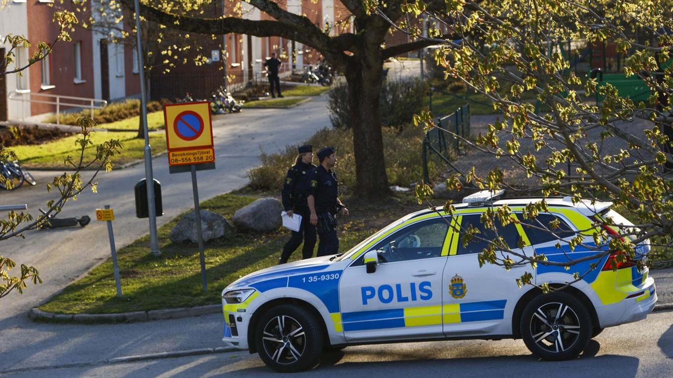 Polis på plats efter skjutningen i Jakobsberg norr om Stockholm den 8 maj förra året. Foto: Robin Bäckman/TT