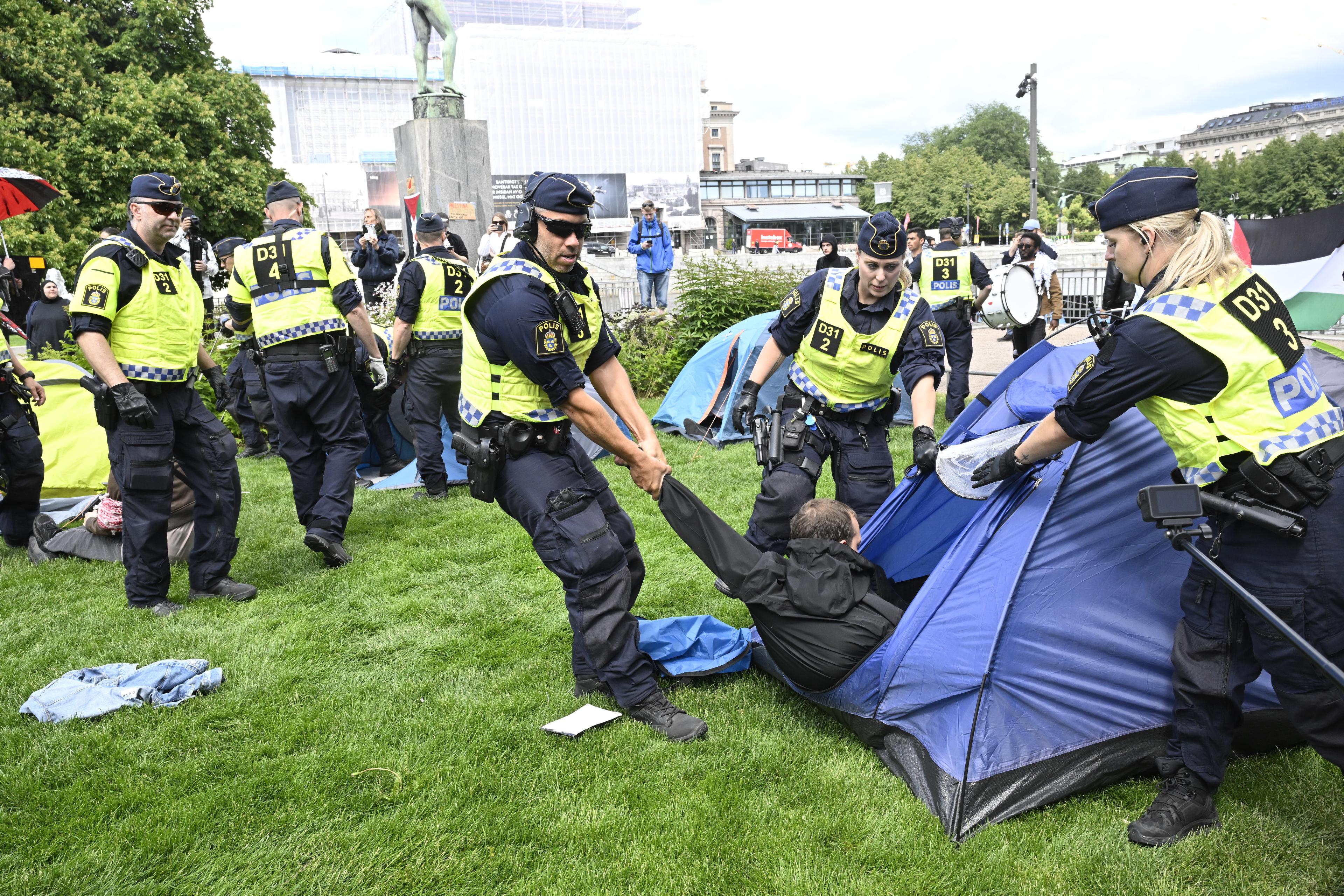 Polis ingrep och rev det tältläger som studenter och Palestinaaktivister upprättat vid Strömparterren i närheten av riksdagen under fredagen. Foto: Jonas Ekströmer/TT