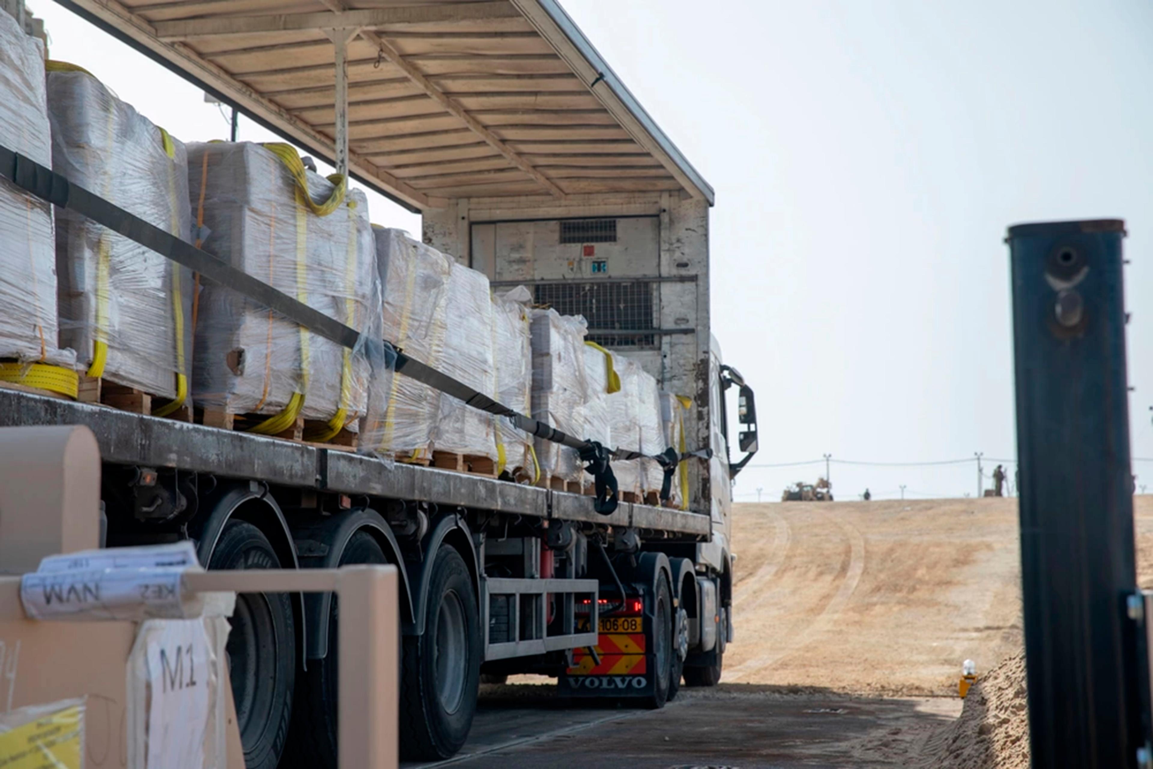 Lastbilar lastade med nödhjälp anländer till Gaza i maj. Arkivbild. Foto: USA:s militär via AP/TT