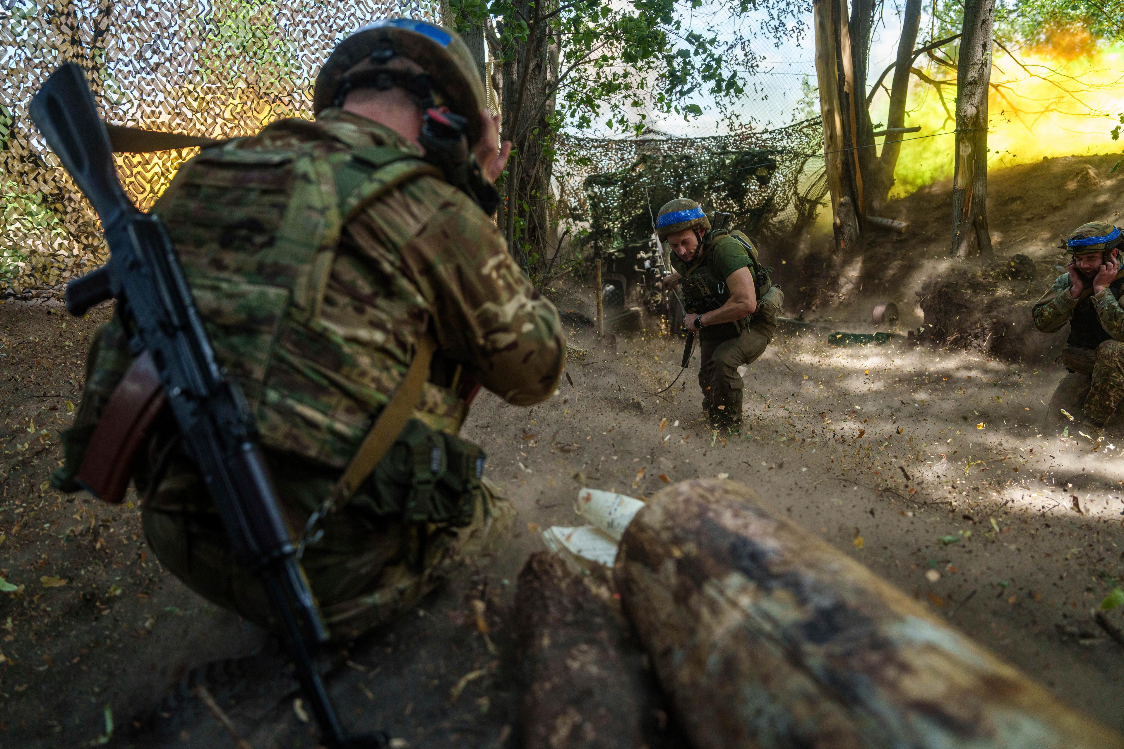 Ukrainska soldater vid frontlinjen, nära Charkiv. Bilden är tagen i måndags. Foto: Evgeniy Maloletka/AP//