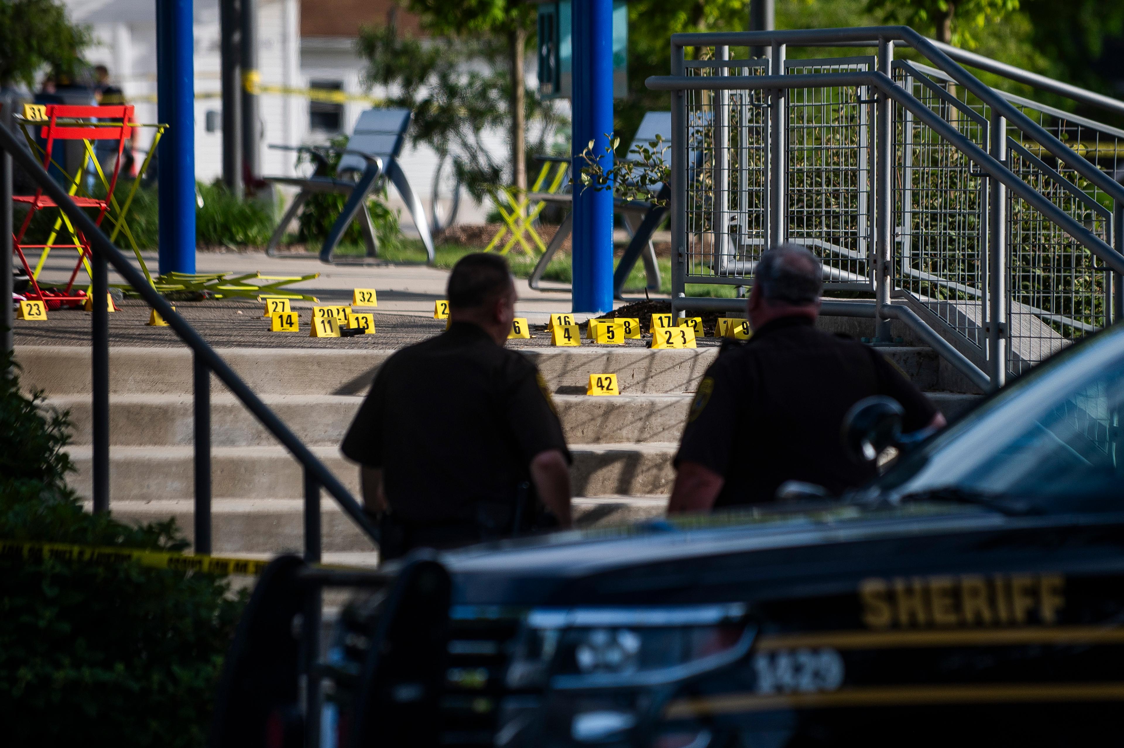 Poliser arbetar på platsen där flera personer sköts vid en vattenlekplats under lördagseftermiddagen, lokal tid. Foto: Katy Kildee/Detroit News via AP/TT