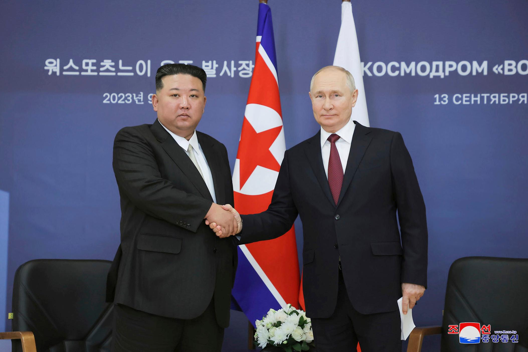 Vladimir Putin (höger) kommer att besöka Nordkorea och dess ledare Kim Jong-Un (vänster) redan denna vecka. Arkivbild. Foto: Korean Central News Agency/Korea News Service via AP/TT