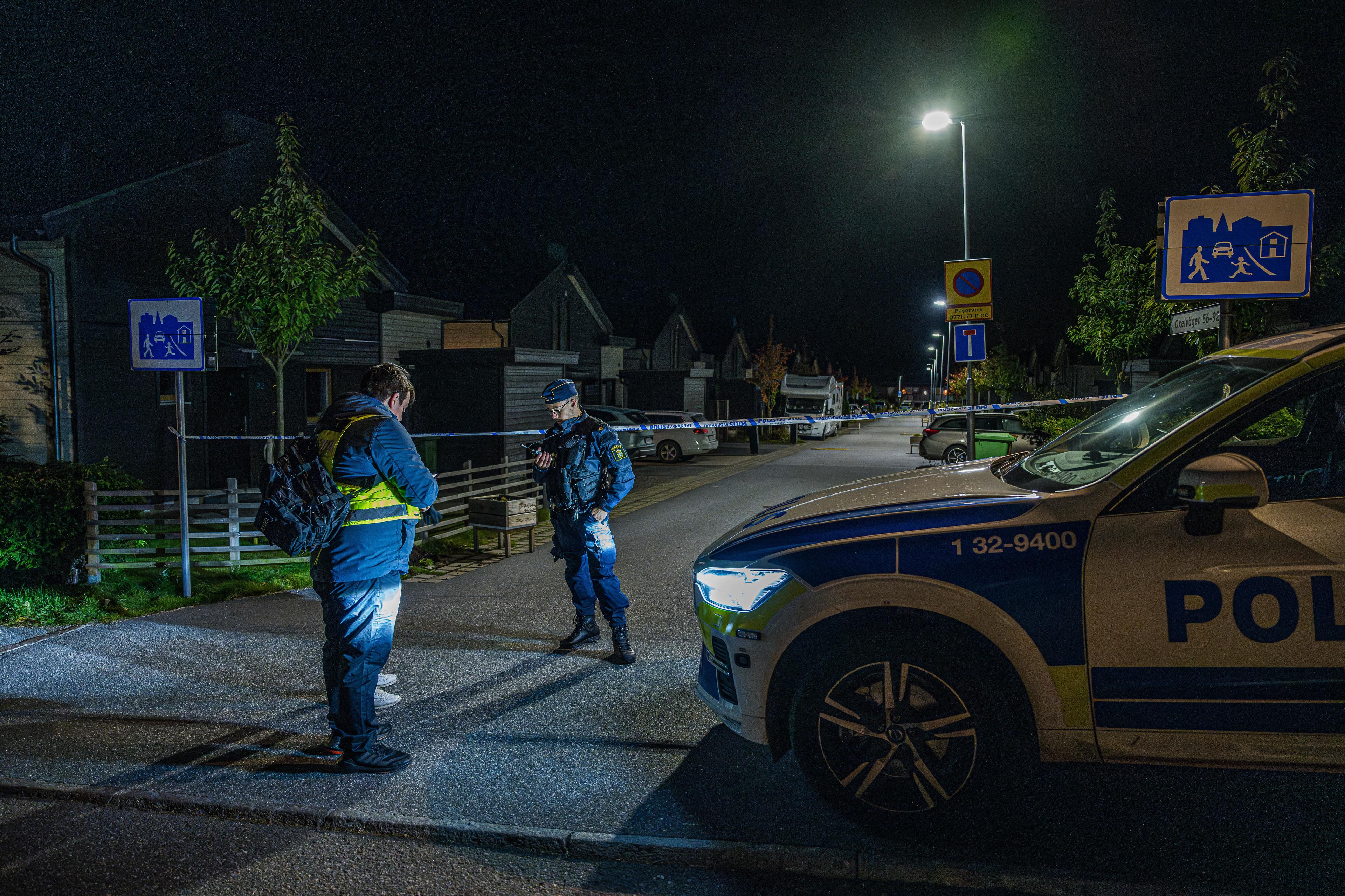 Polisinsats i Tullinge, i Botkyrka kommun. Arkivbild. Foto: Magnus Lejhall/TT