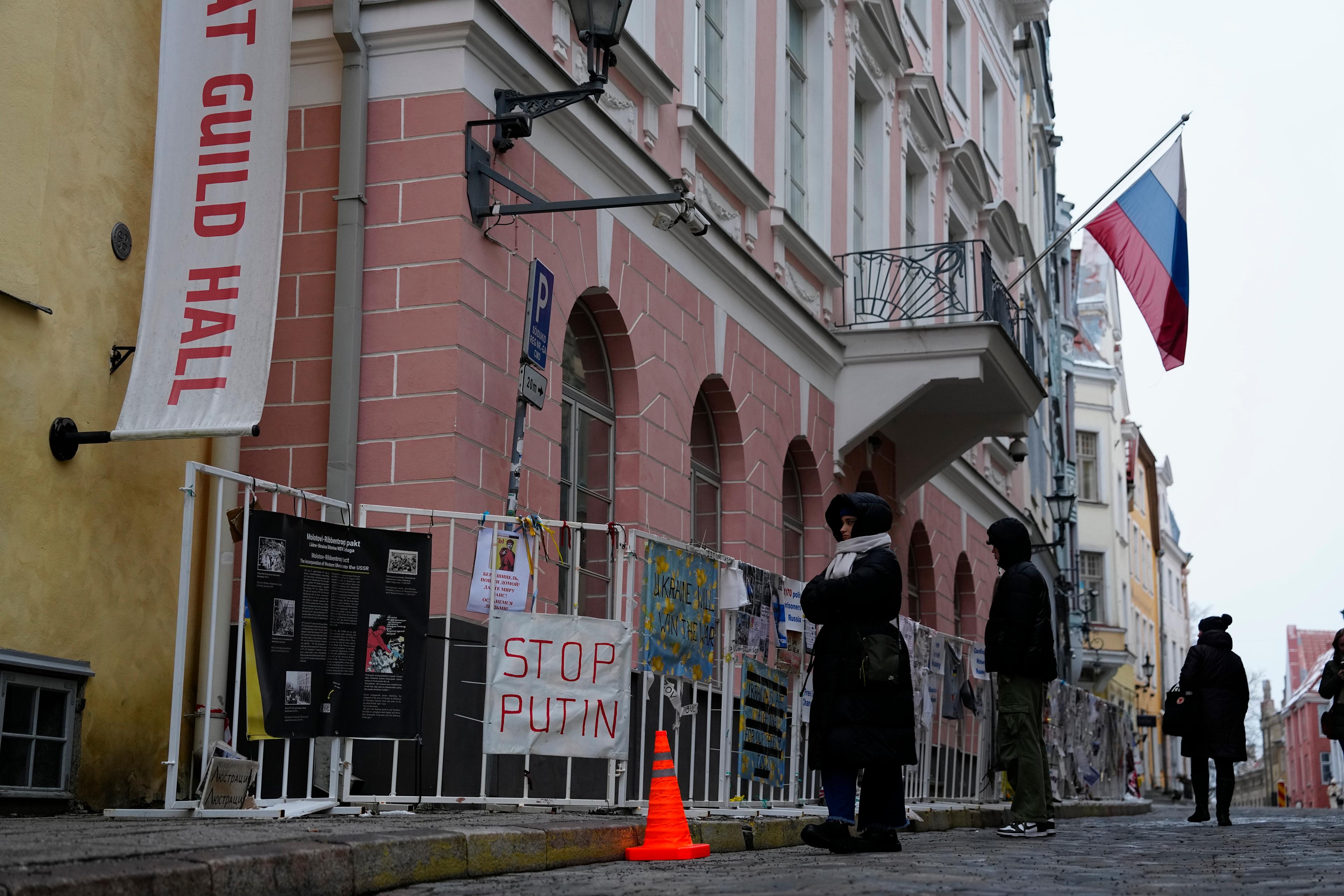 Arkivbild på Rysslands ambassad i Estlands huvudstad Tallinn. Foto: Pavel Golovkin/AP/TT