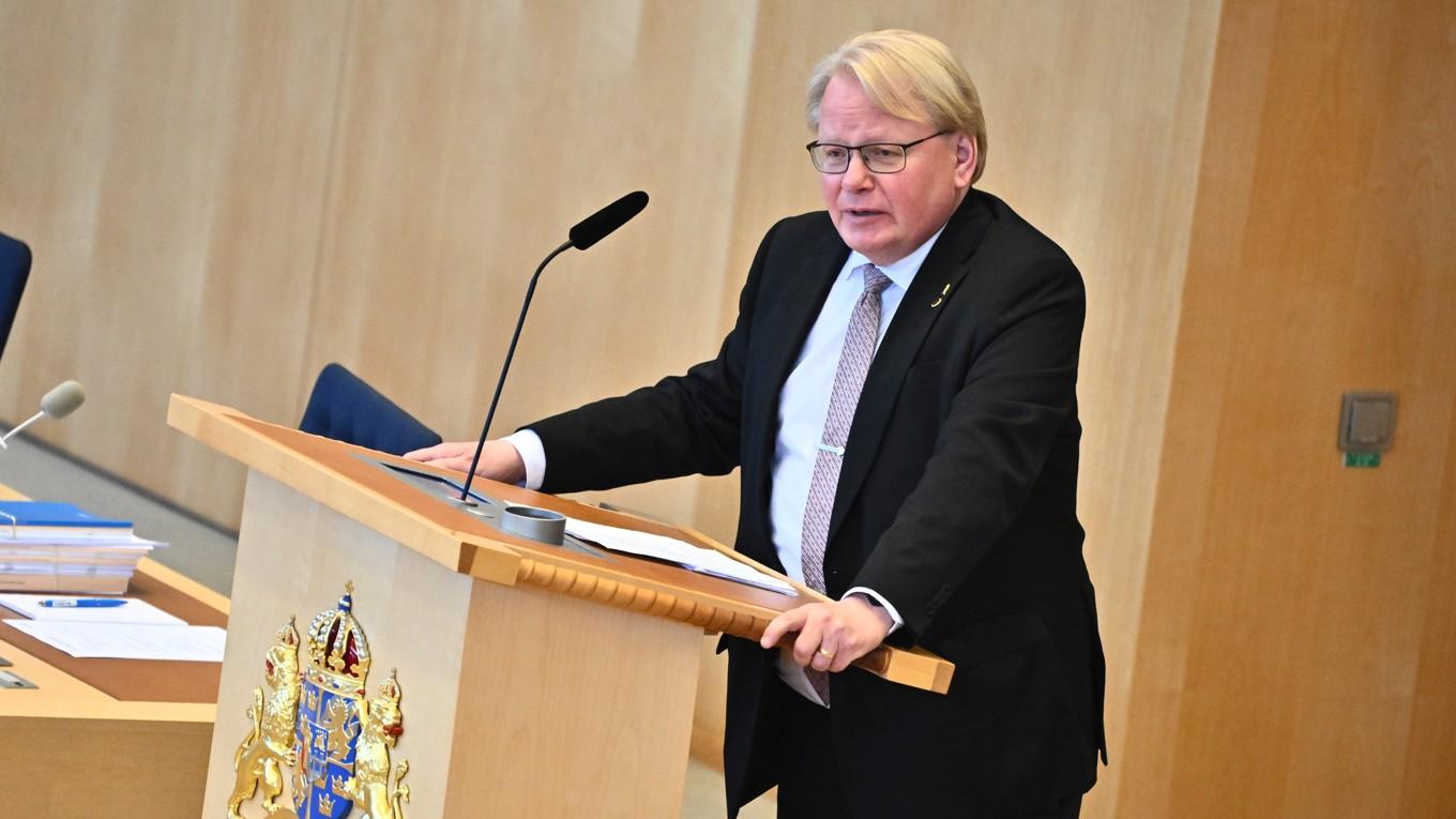 Peter Hultqvist (S) i talarstolen när DCA-avtalet debatteras i riksdagen under tisdagen. Foto: Claudio Bresciani/TT