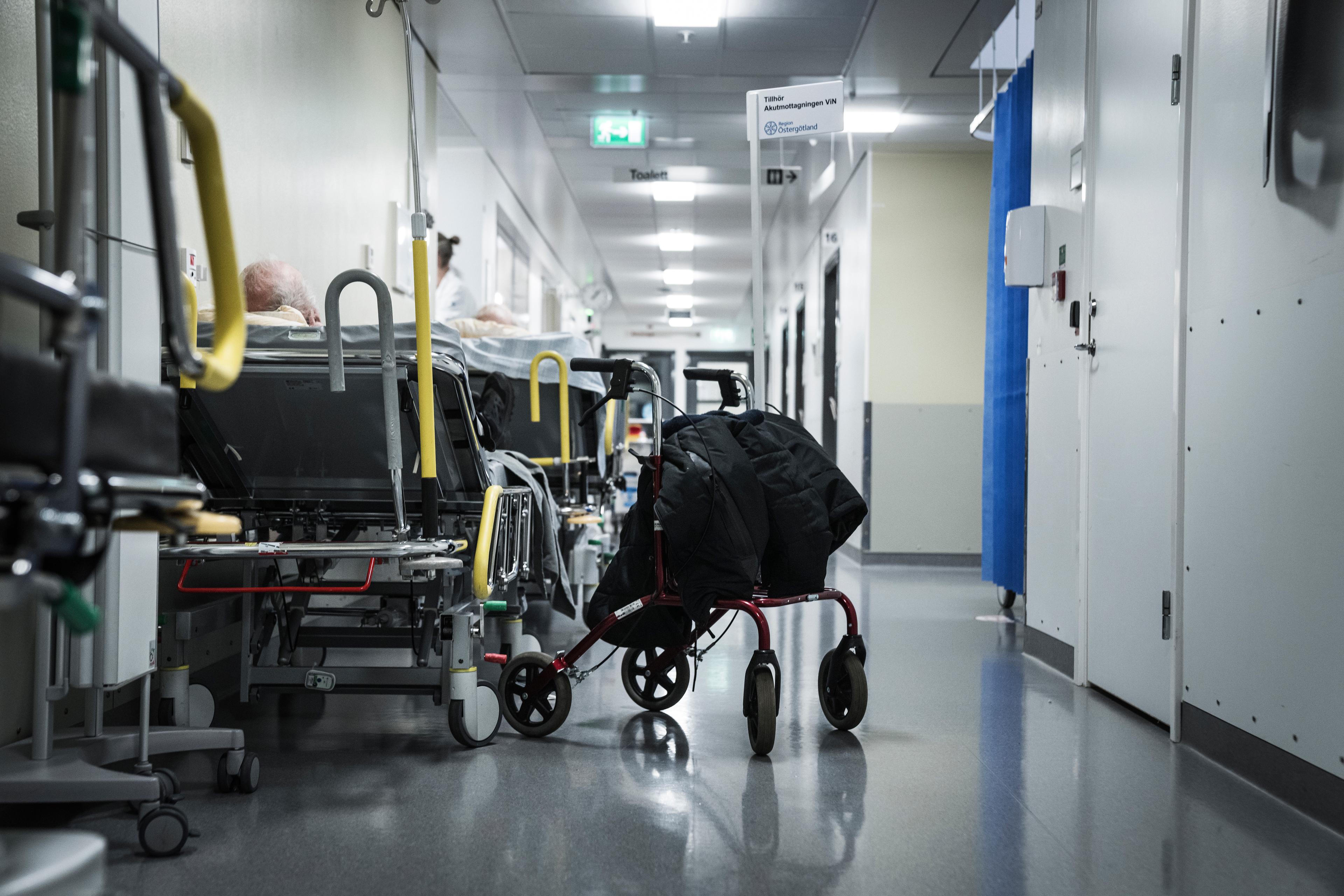 En patient vårdas i en sjukhuskorridor. Personalbrist och överbeläggningar innebär ett allvarligt hot mot patientsäkerheten på akutsjukhus i Sverige, enligt Ivo. Arkivbild. Foto: Anna Tärnhuvud/SVD/TT