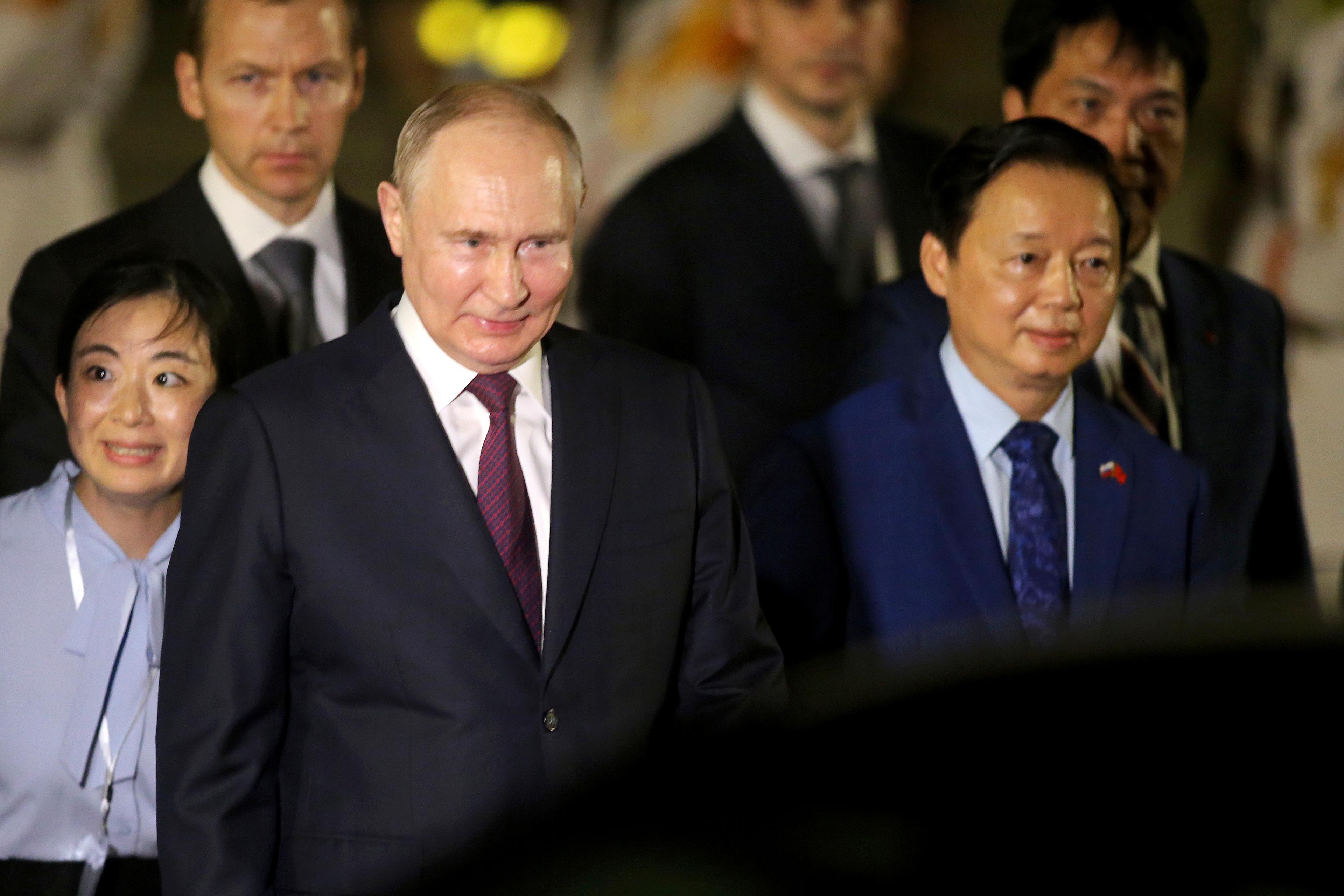 Rysslands president Vladimir Putin tillsammans med bland andra den vietnamesiske biträdande premiärministern Tran Hong Ha efter att presidenten anlänt i Vietnam. Foto: Minh Hoang/AP/TT