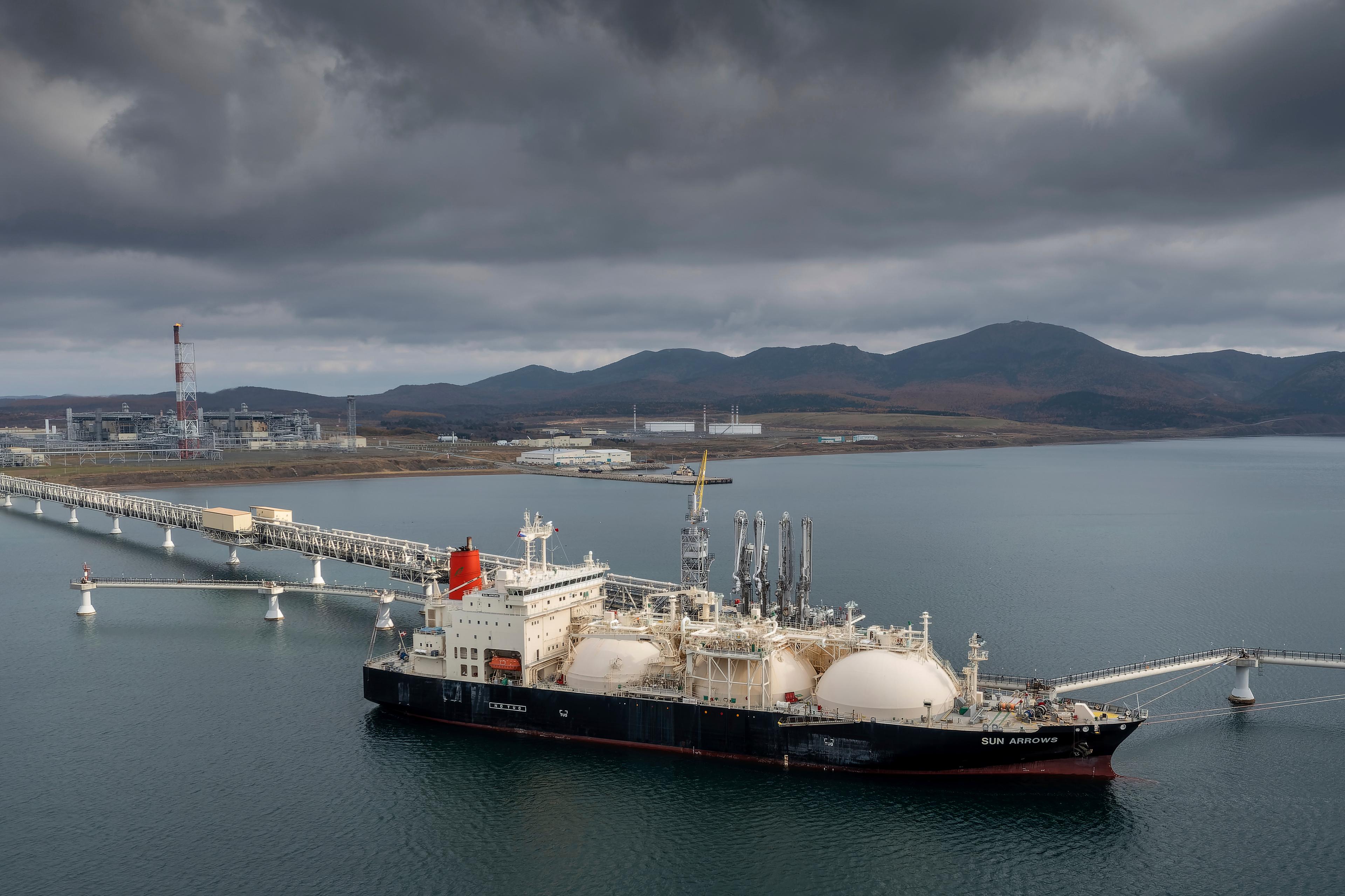 En tanker lastar flytande naturgas (LNG) från hamnen i Prigorodnoje på ryska ön Sachalin 2021. Arkivfoto. Foto: AP/TT