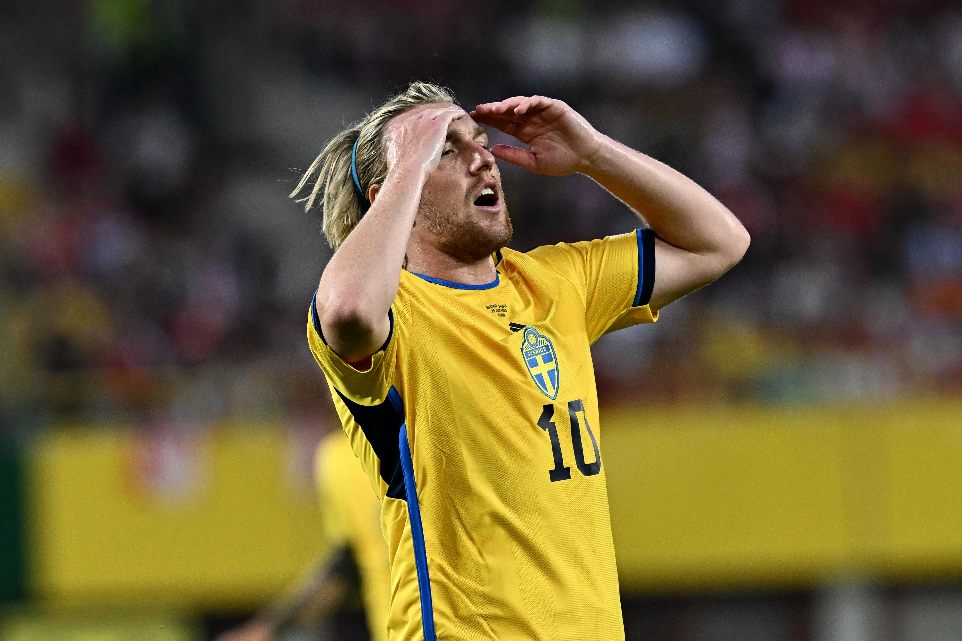 28:a i världen. Emil Forsberg och herrlandslaget i fotboll har inte varit så lågt rankat av Fifa sedan 2017. Arkivbild. Foto: Jonas Ekströmer/TT