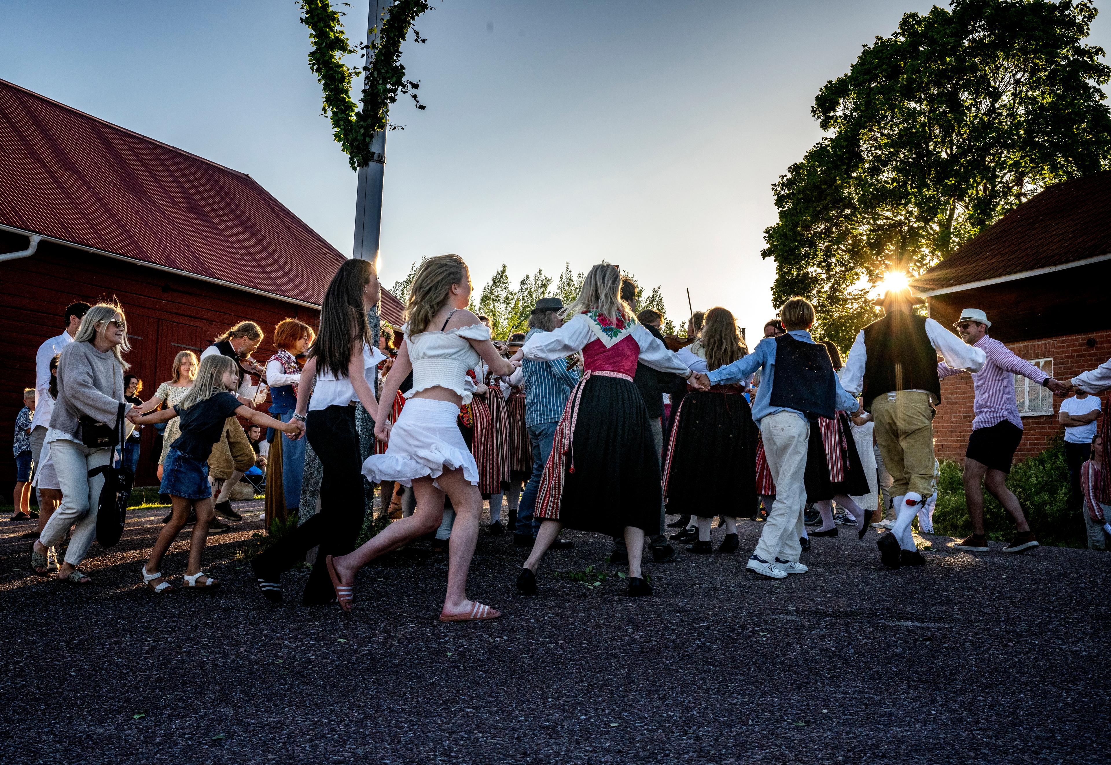 Traditionsenligt firande runt midsommarstången i Dalarna dagen före midsommarafton. Foto: Ulf Palm/TT