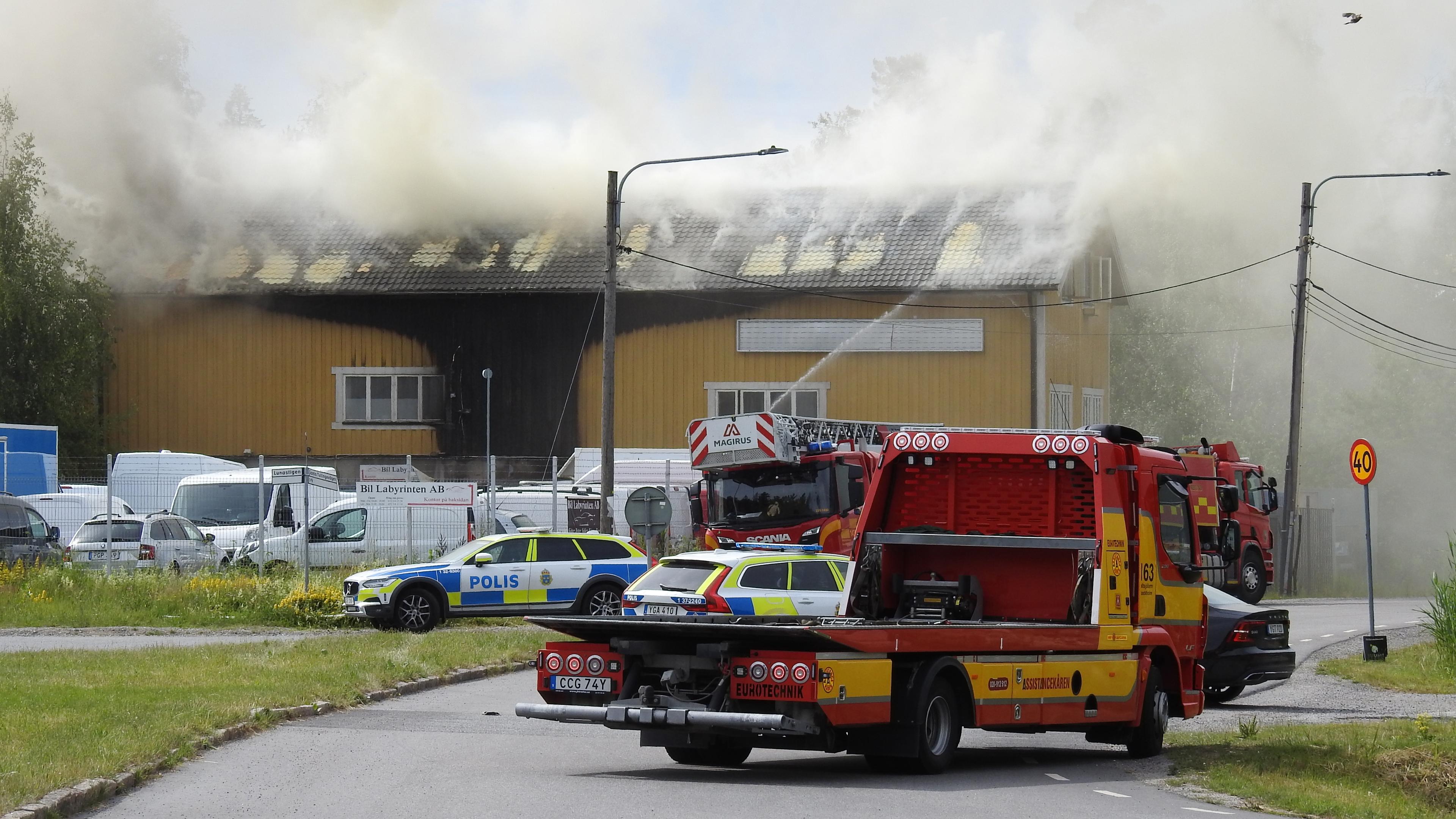 Två personer har förts till sjukhus efter en brand i en industrilokal i Huddinge. Foto: Pontus Stenberg/TT