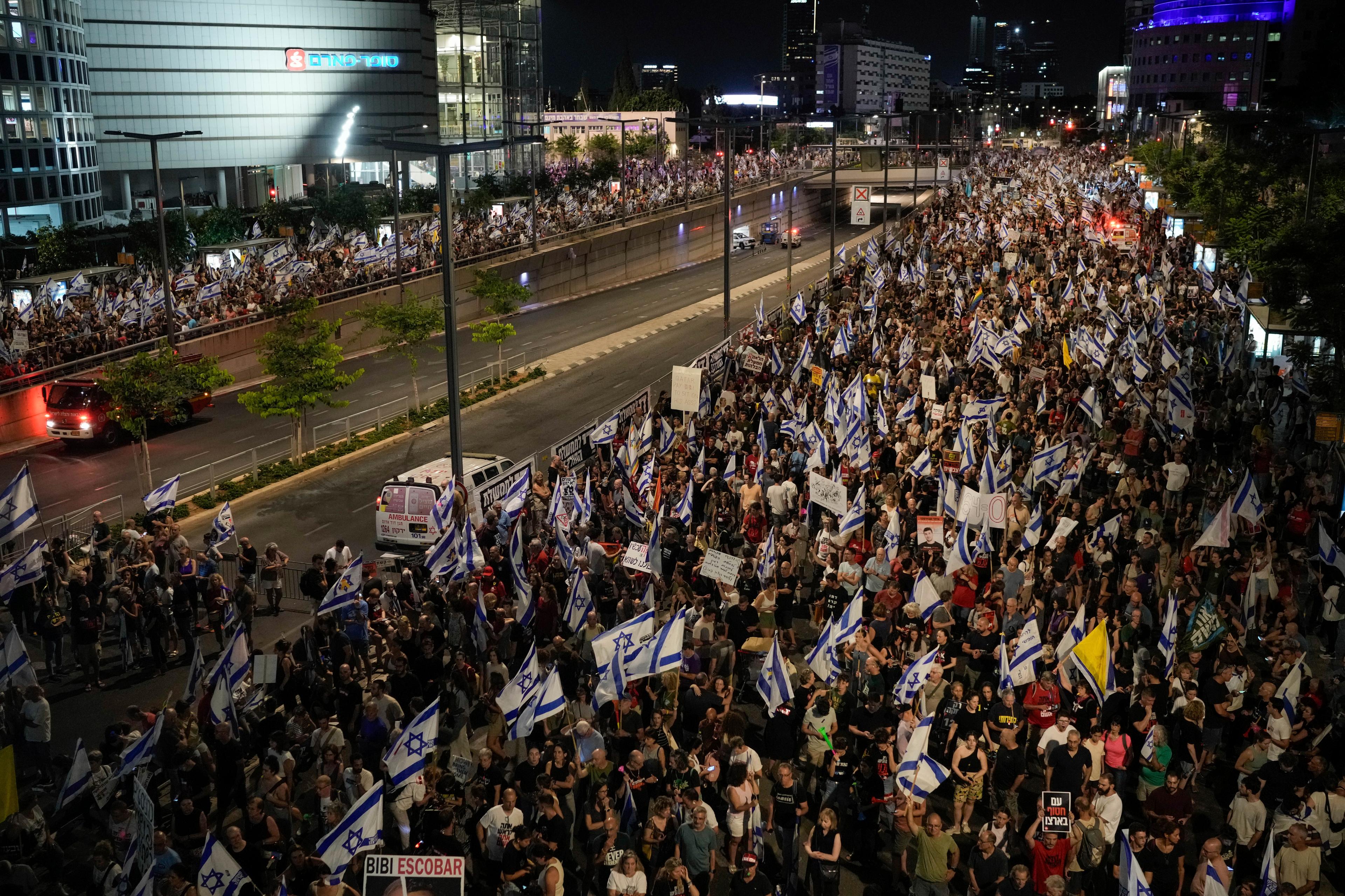 Demonstranter i Tel Aviv protesterar mot premiärminister Benjamin Netanyahus hantering av Gazakriget och gisslan. Foto: Leo Correa/AP/TT