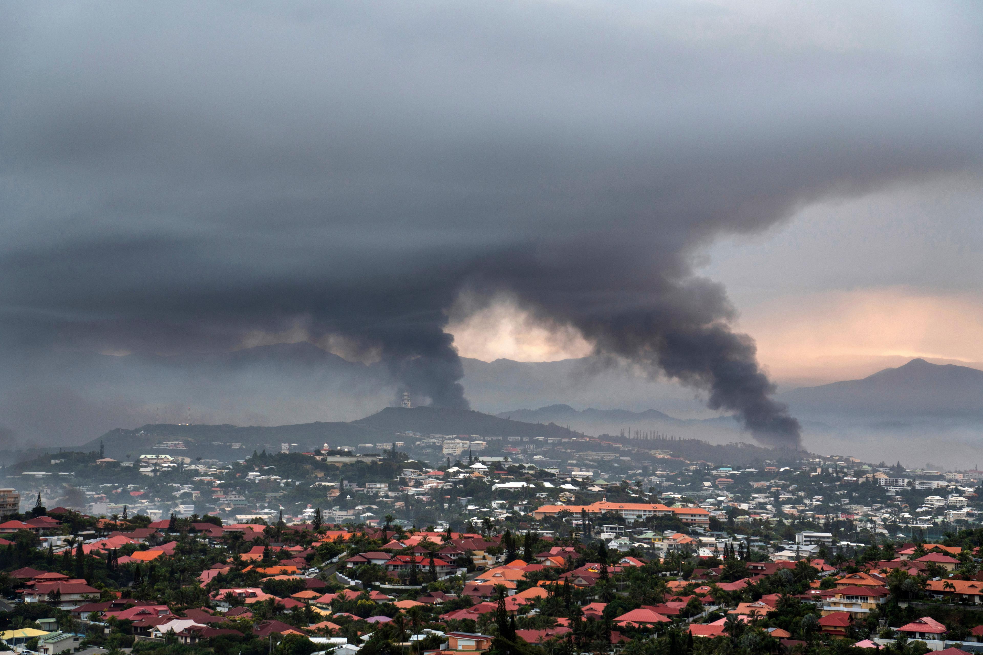 Rök stiger i Nya Kaledonien efter våldsamma upplopp i mitten av maj i år. Foto: Nicolas Job/AP/TT
