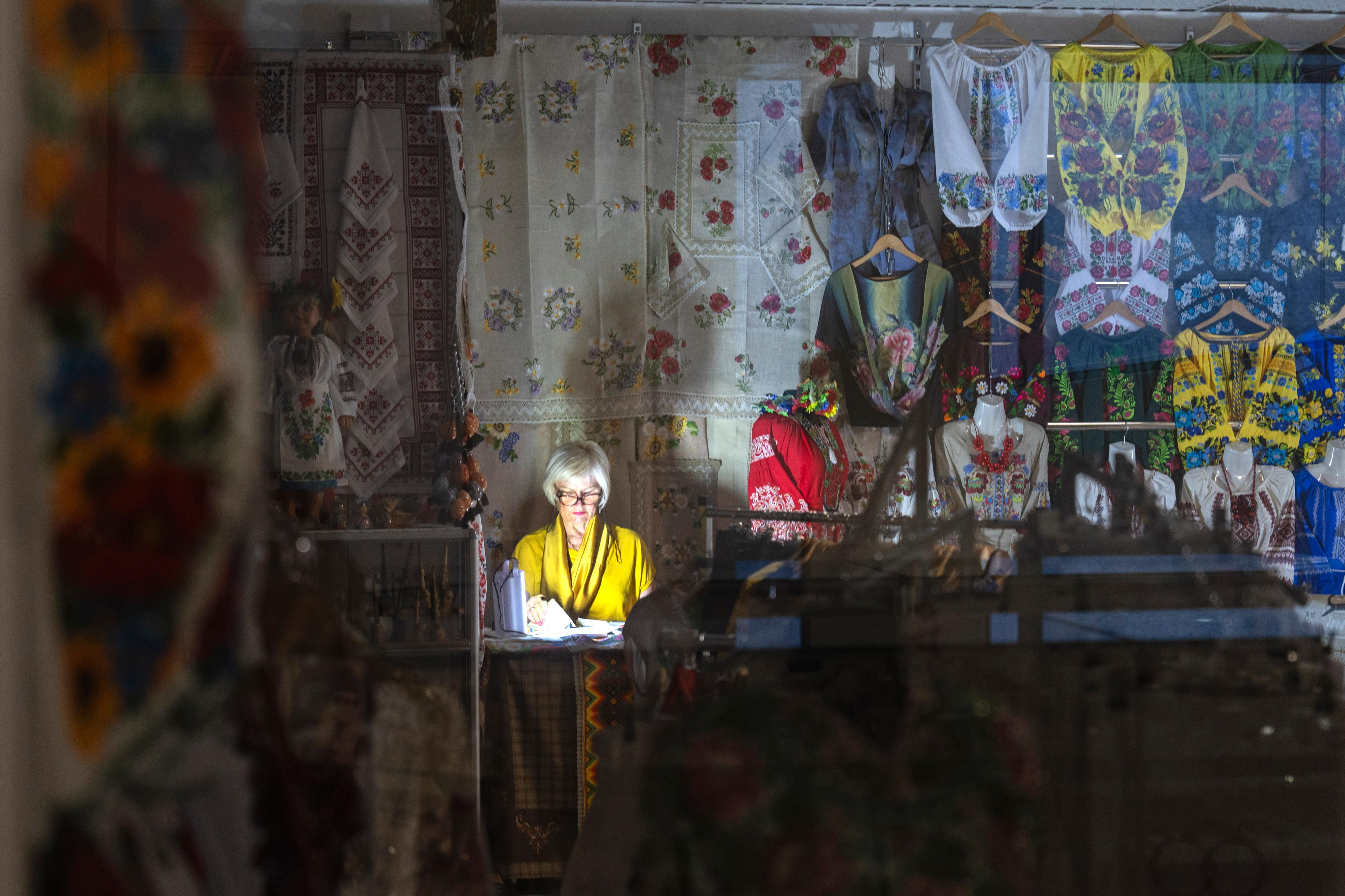 En försäljare i ett shoppingcenter i Kiev under ett tidigare nödströmavbrott i juni. Foto: Efrem Lukatsky/AP/TT