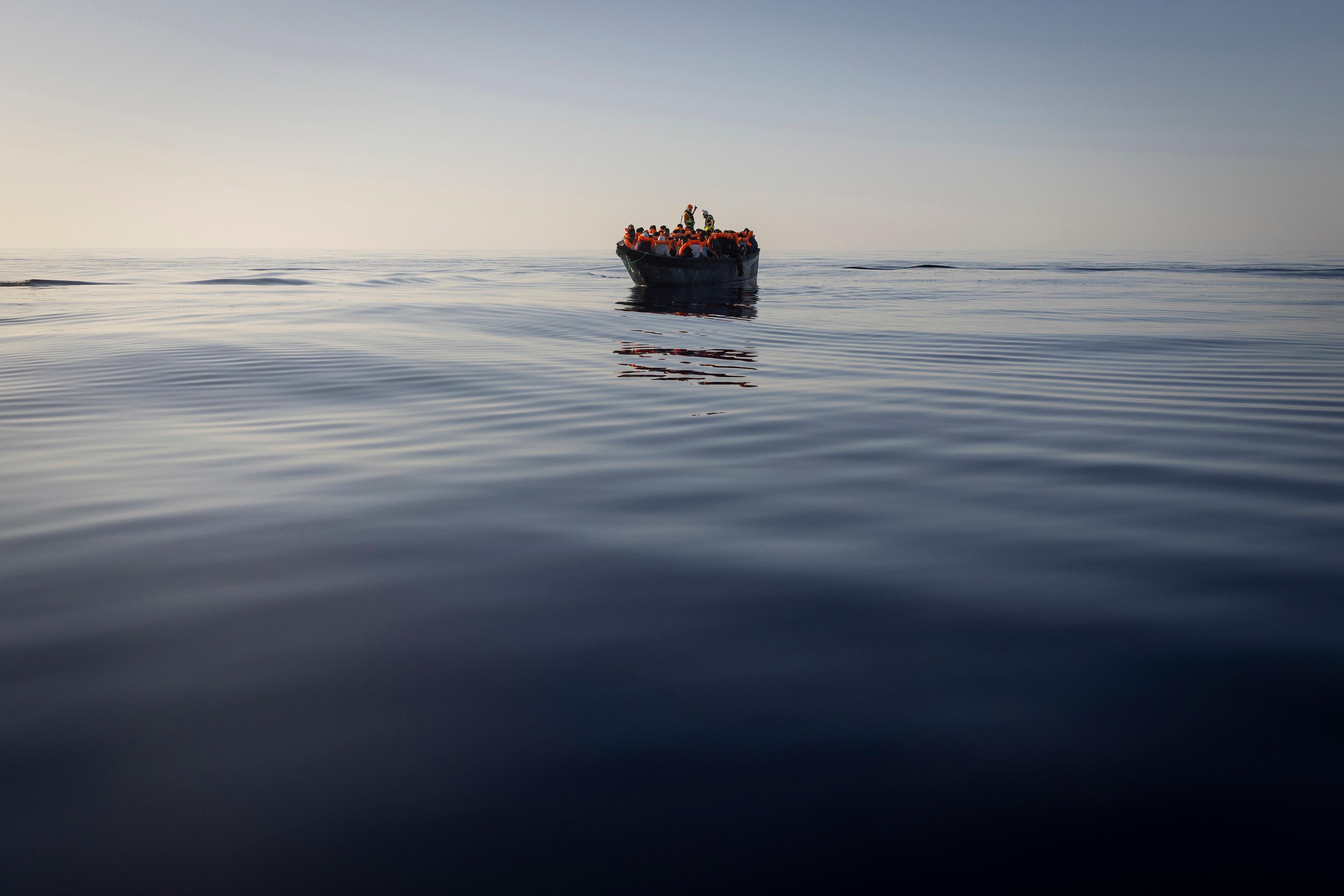 En migrantbåt i Medelhavet vid ett tidigare tillfälle. Foto: Jeremias Gonzalez/AP/TT