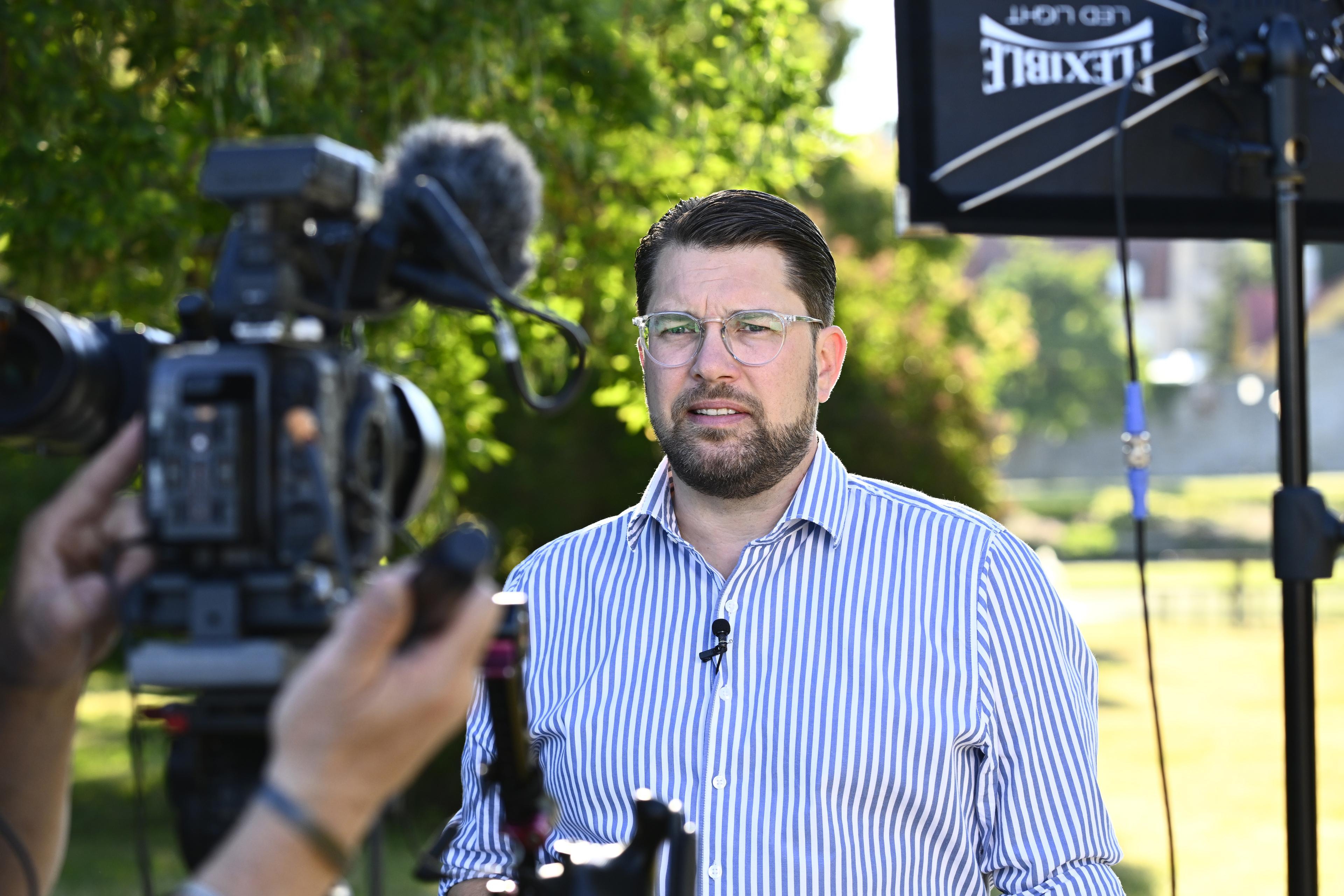 Sverigedemokraternas partiledare Jimmy Åkesson är först ut i årets upplaga av Almedalen. Här är han på väg till tidiga morgonintervjuer på tisdagsmorgonen. Foto: Anders Wiklund/TT