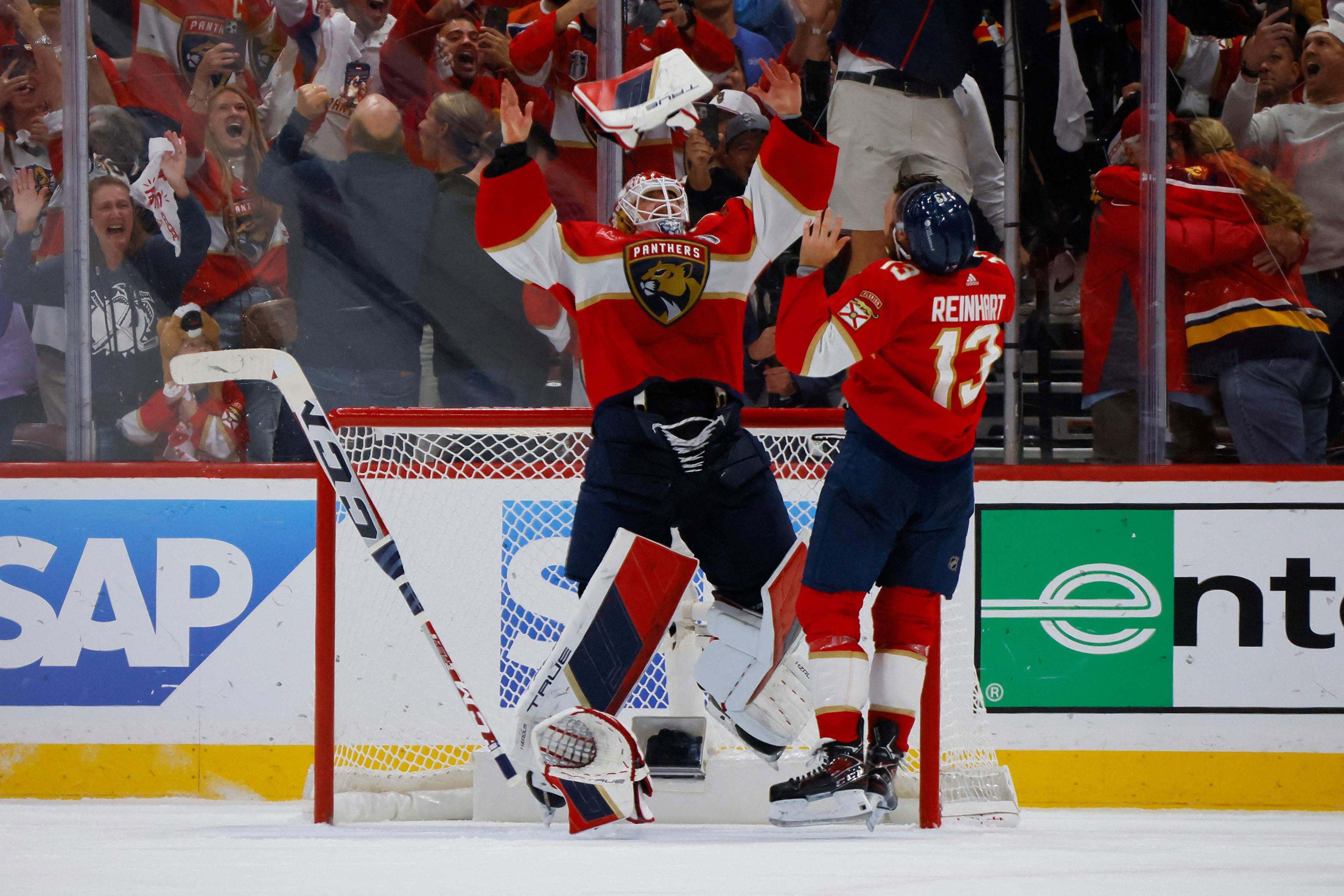 Floridas Sergei Bobrovsky och Sam Reinhart firar efter 2–1 vinsten mot Edmonton och Floridas första Stanley Cup-titel. Foto: Bruce Bennett/AFP/TT