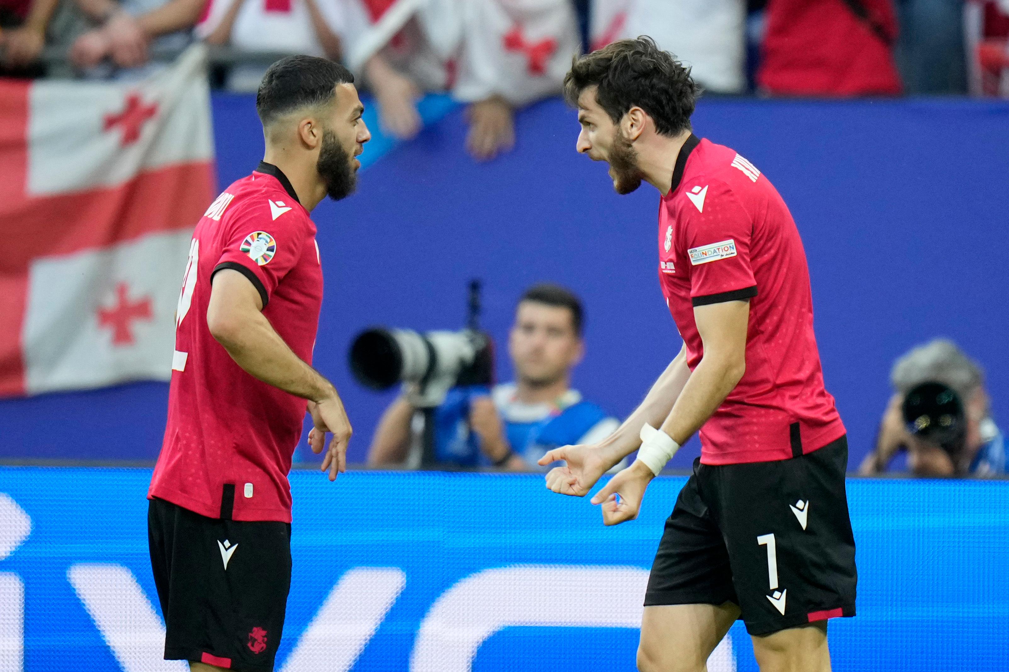 Georgiens Chvitja Kvaratschelia jublar efter ledningsmålet mot Portugal. Foto: Alessandra Tarantino/AP/TT