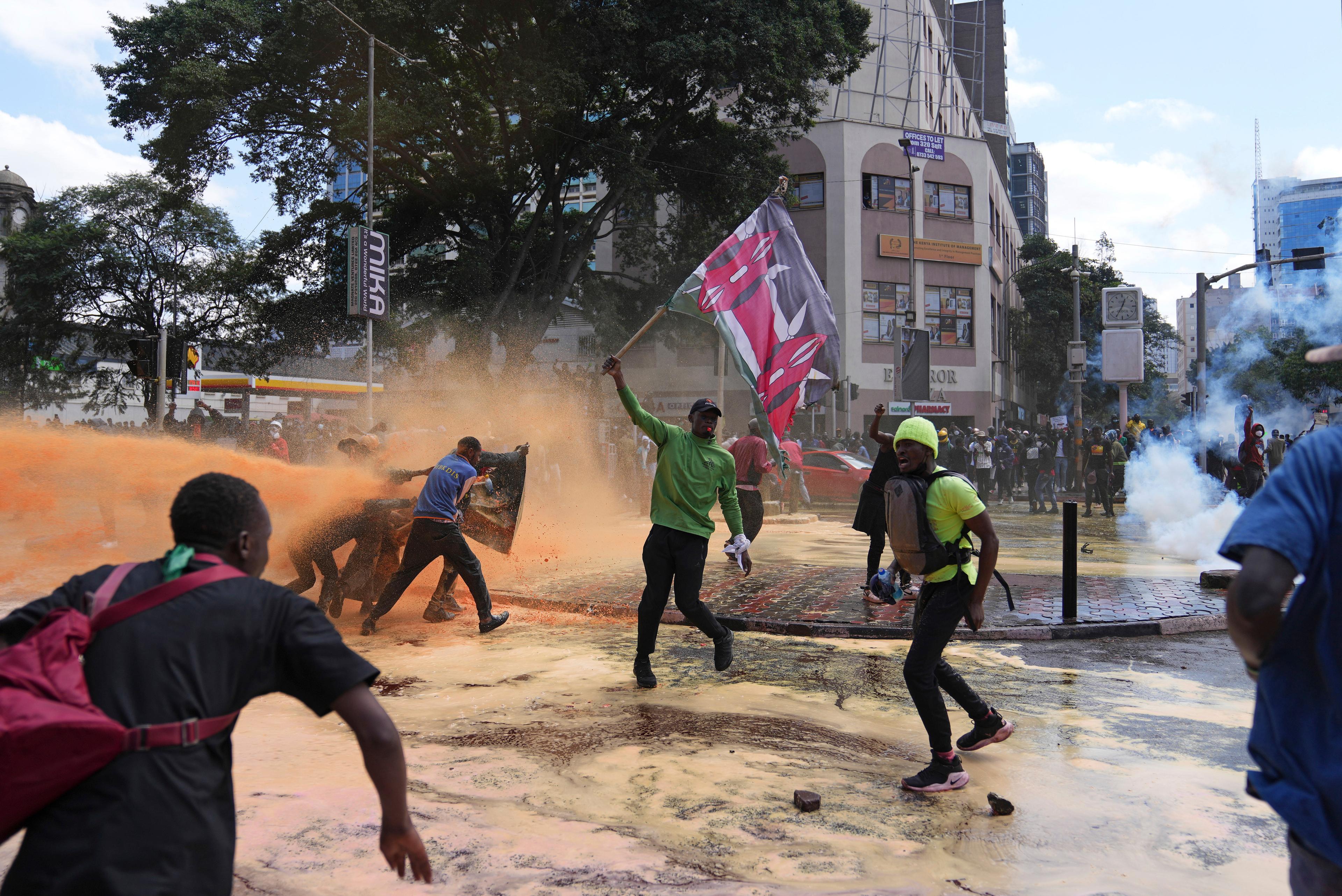 Polisen skingrar demonstrerande med vattenkanoner under tisdagens protester. Foto: Brian Inganga/AP/TT