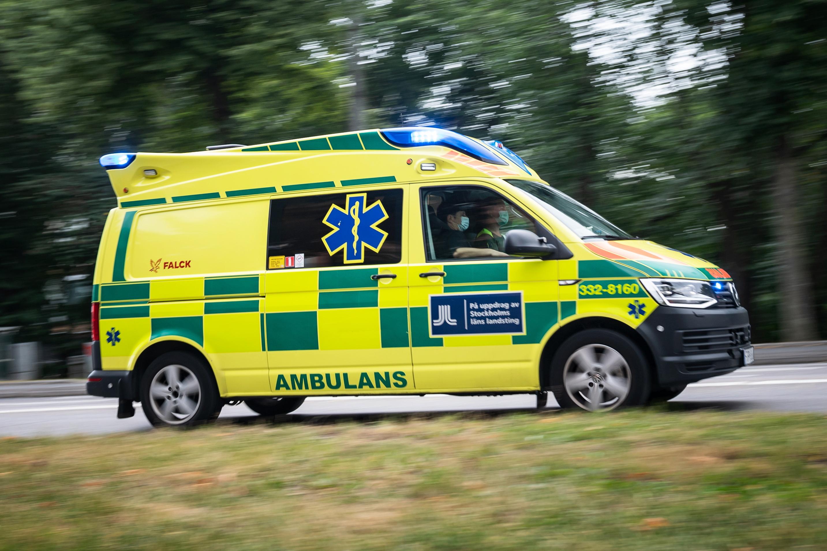Två personer fördes till sjukhus efter trafikolyckan på E6 i Munkedals kommun. En person har nu avlidit. Arkivbild. Foto: Stina Stjernkvist/TT